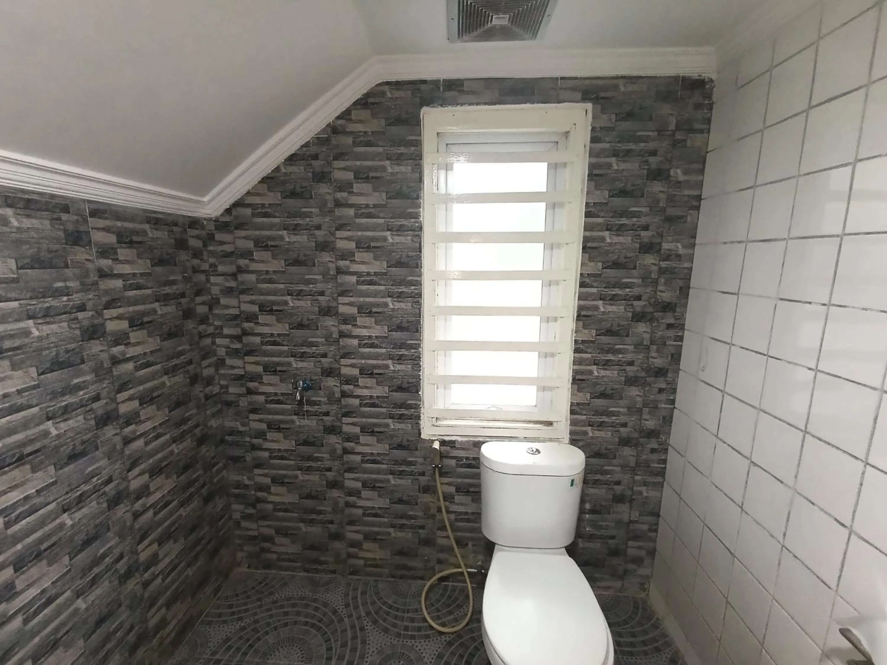 Toilet in Mamifokobo Guest House