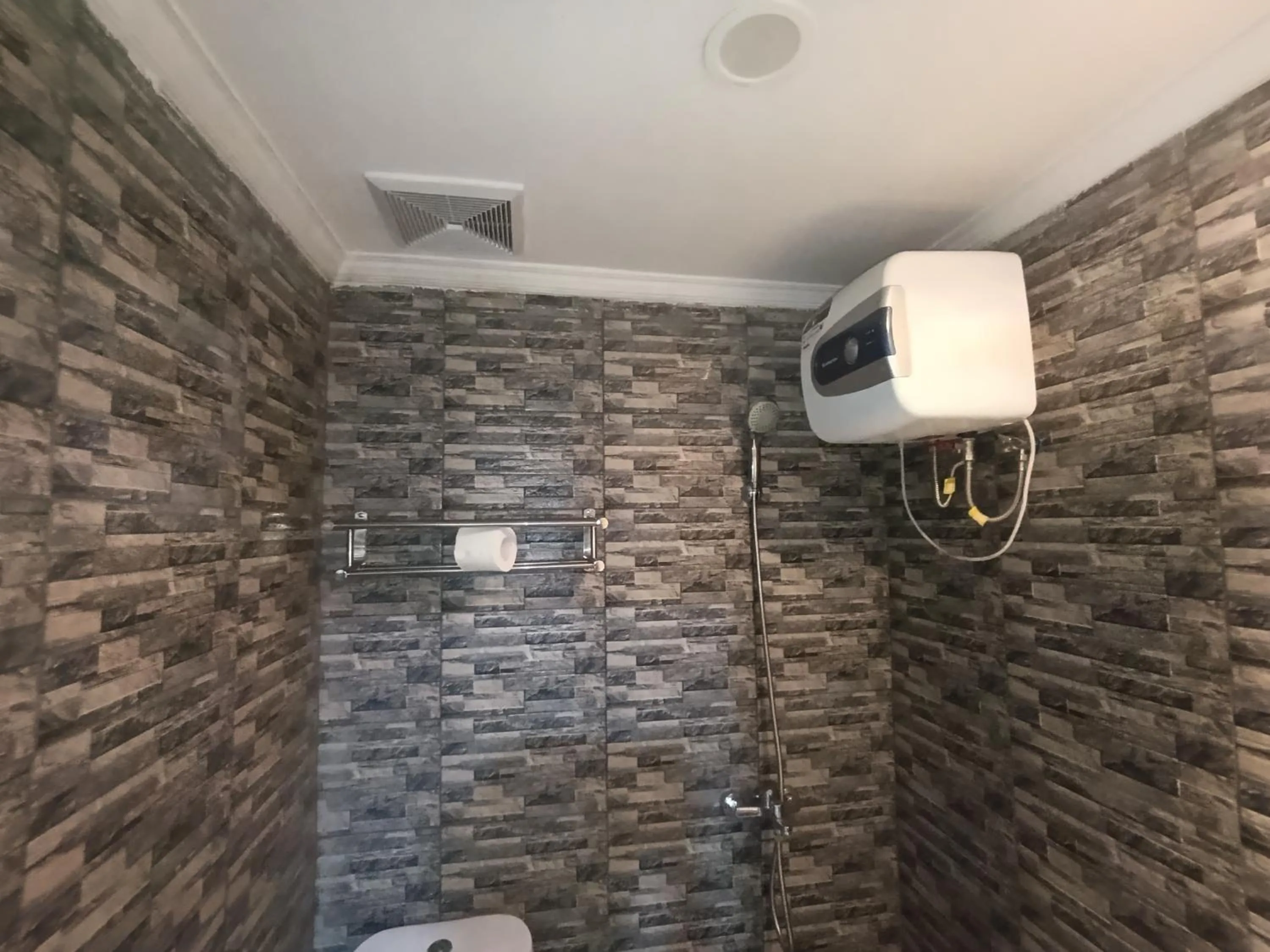 Shower in Mamifokobo Guest House