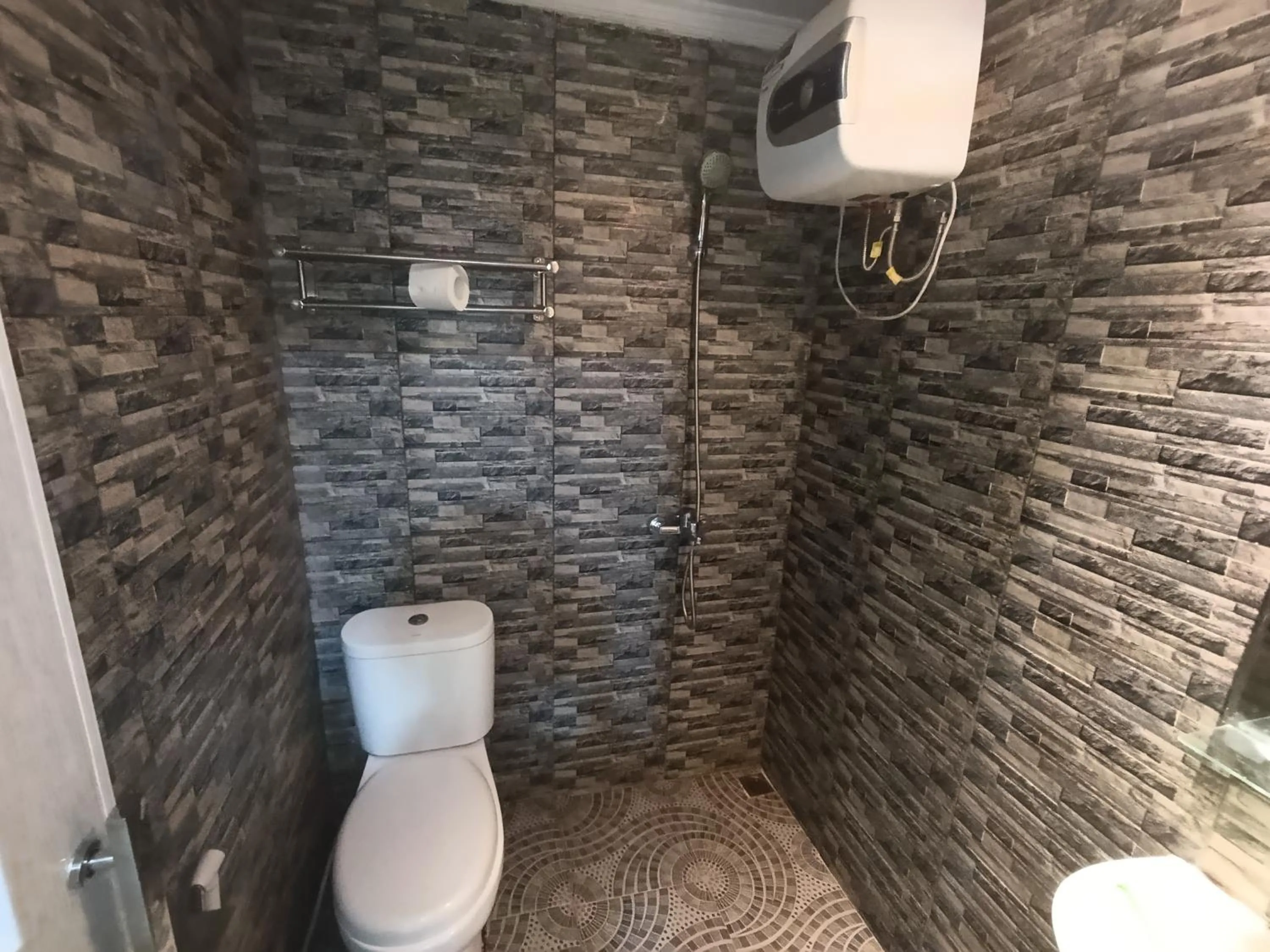 Shower in Mamifokobo Guest House