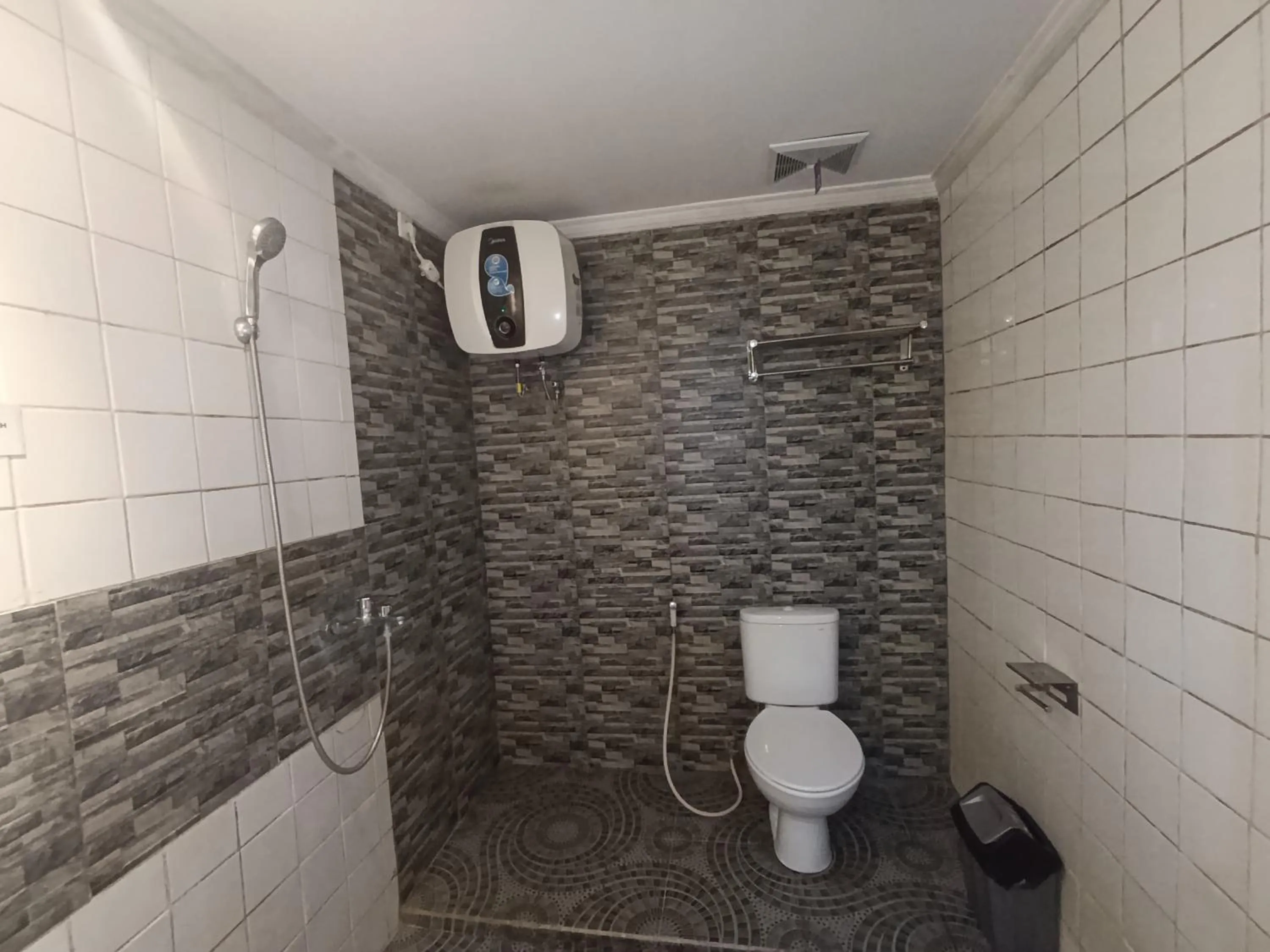 Shower in Mamifokobo Guest House