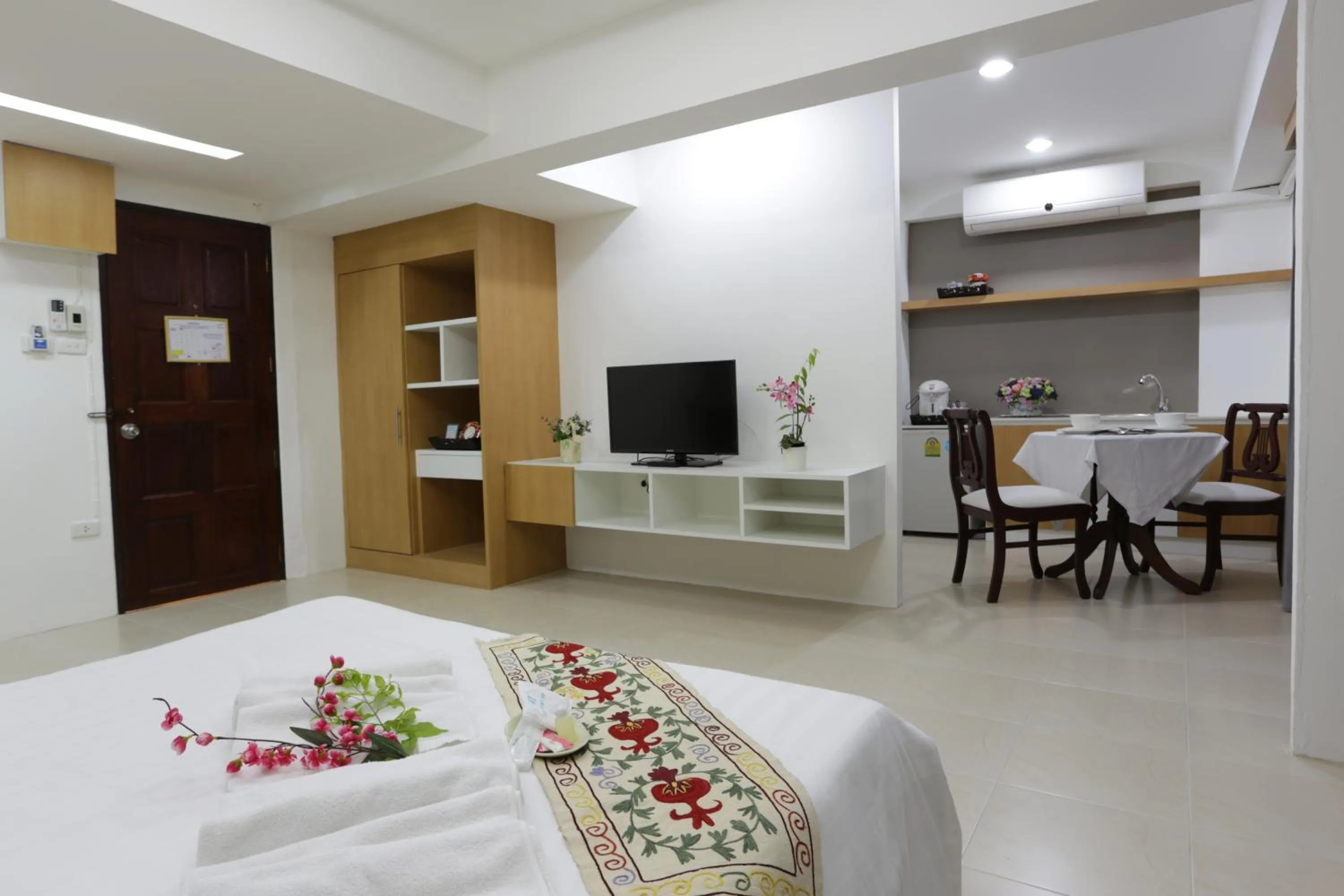 Kitchen or kitchenette in Beerapan Hotel