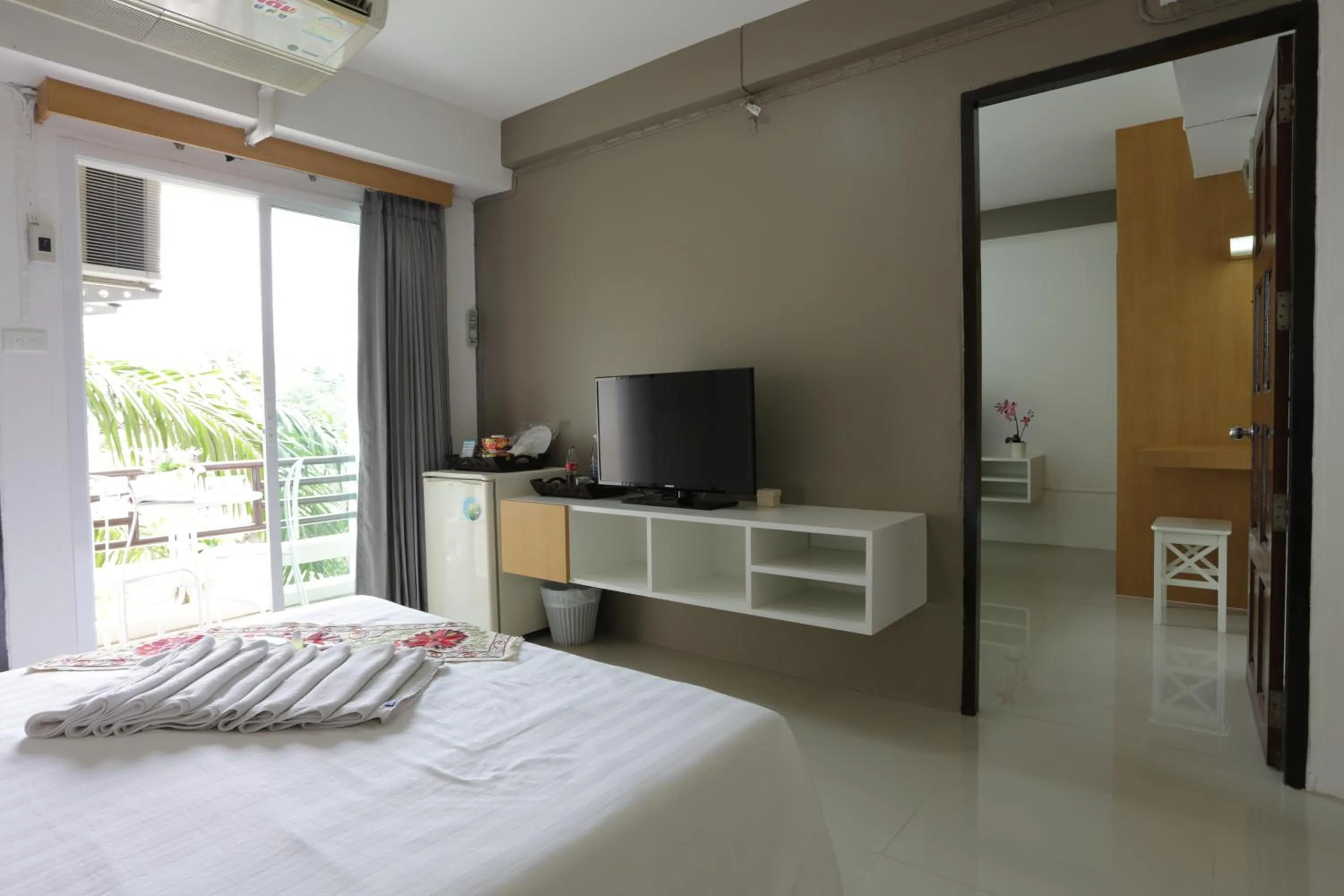 TV and multimedia in Beerapan Hotel