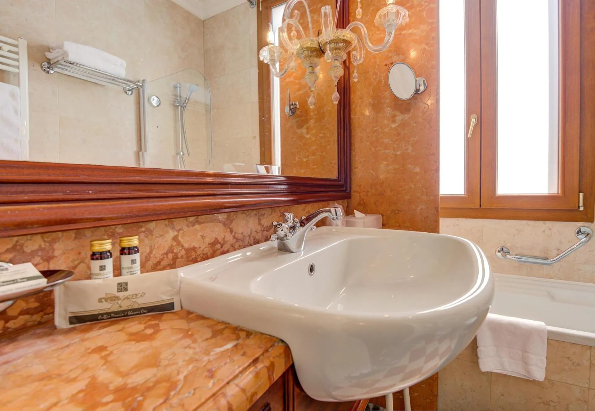 Bathroom in Hotel Antiche Figure