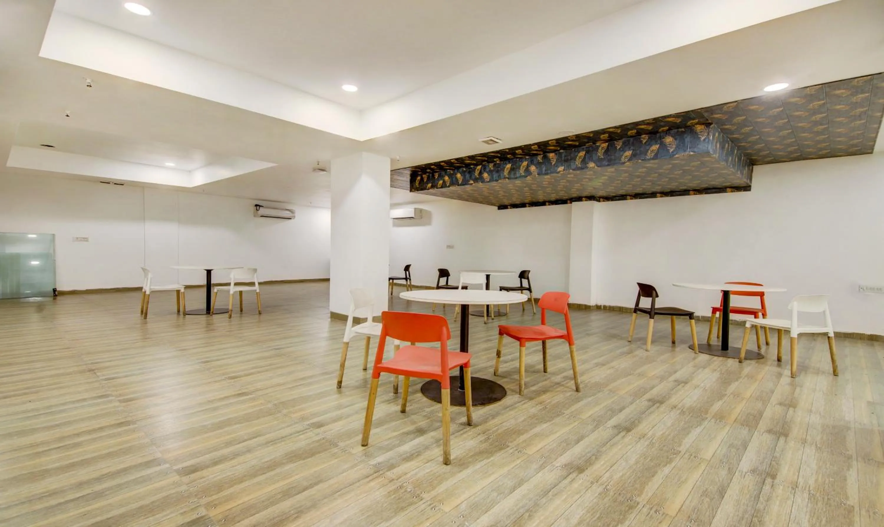 Dining area in Treebo The Kings Plaza