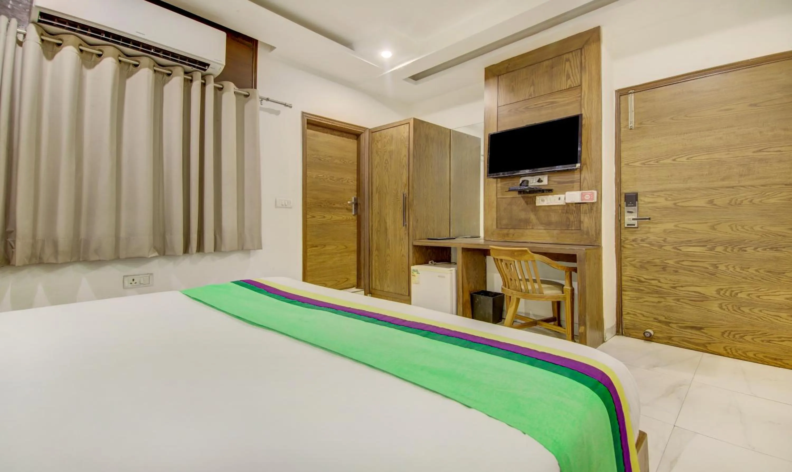 Bedroom, Bed in Treebo The Kings Plaza