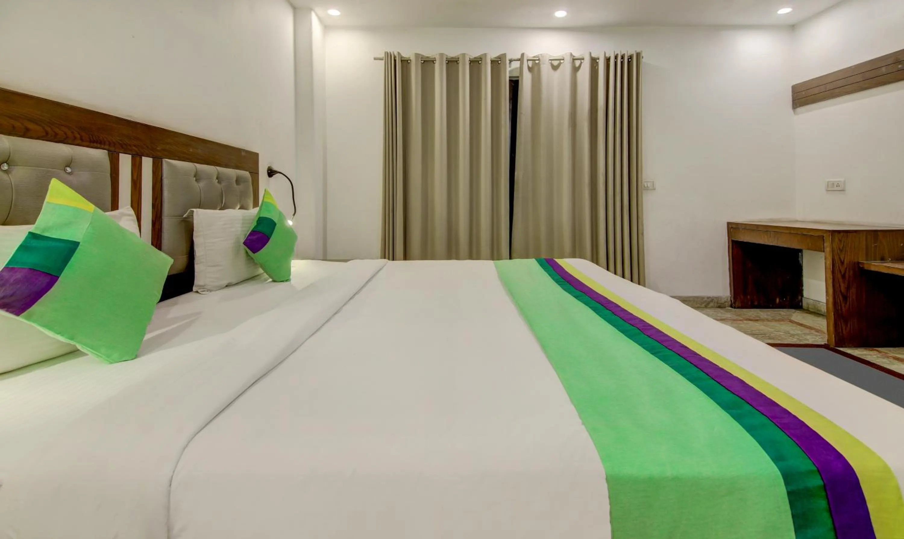 Bedroom, Bed in Treebo The Kings Plaza