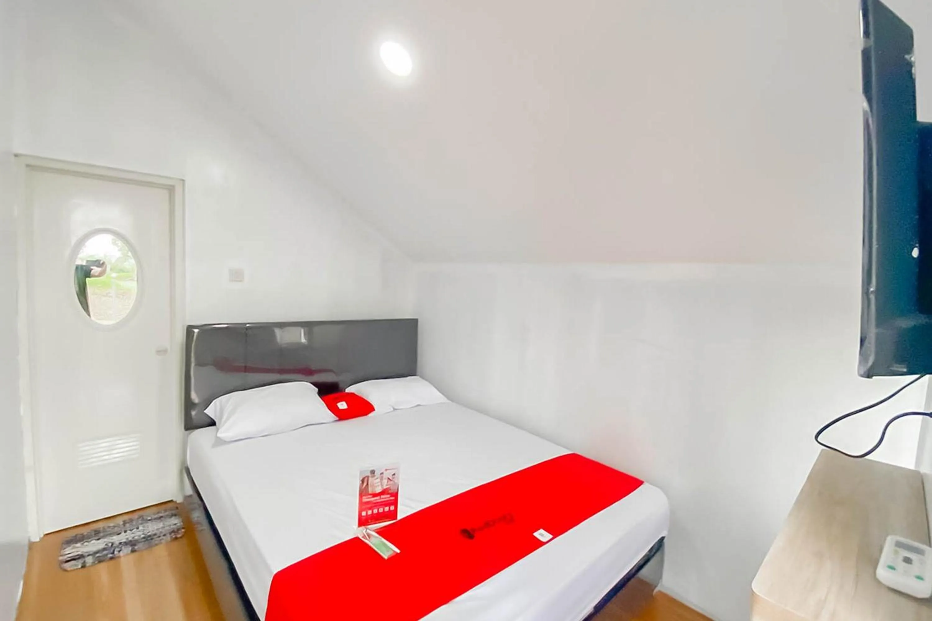 Bed in RedDoorz Syariah Plus At Cipanas Cianjur