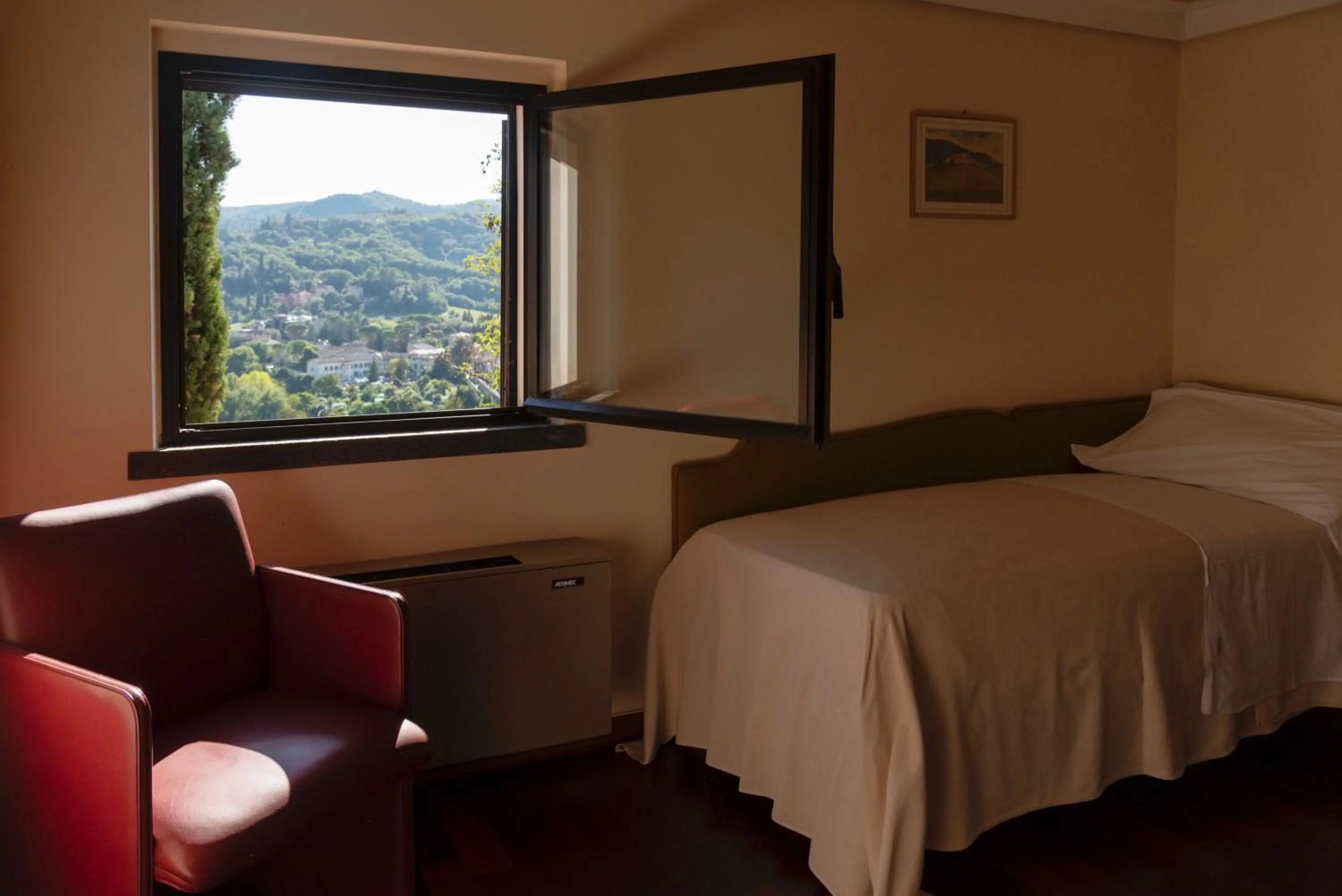 View (from property/room), Bed in Hotel Gattapone