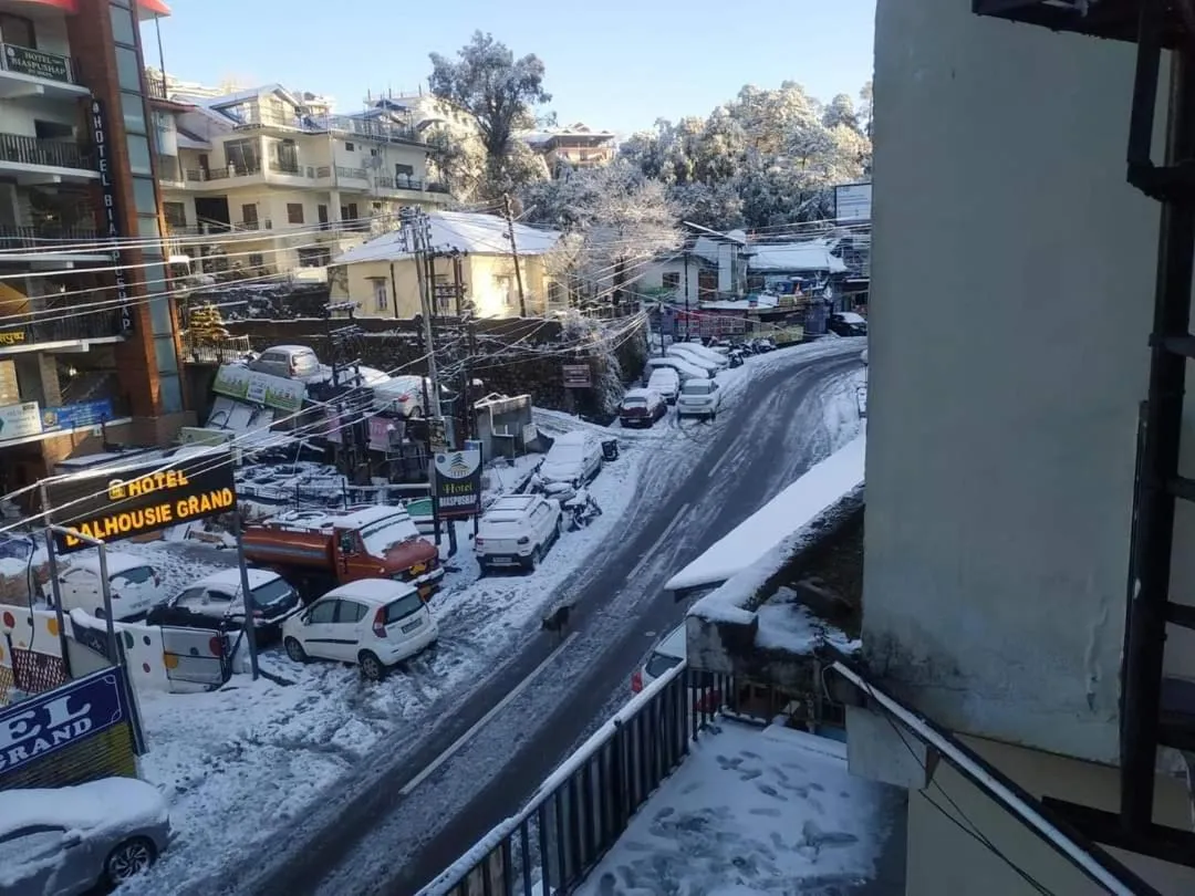 Winter in Oak wood Homestay Banikhet