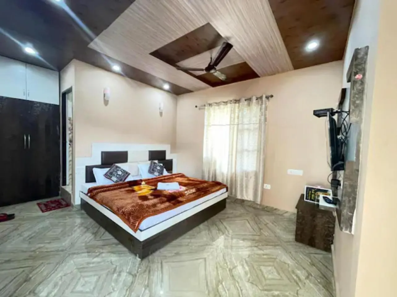 Property building, Bed in Oak wood Homestay Banikhet