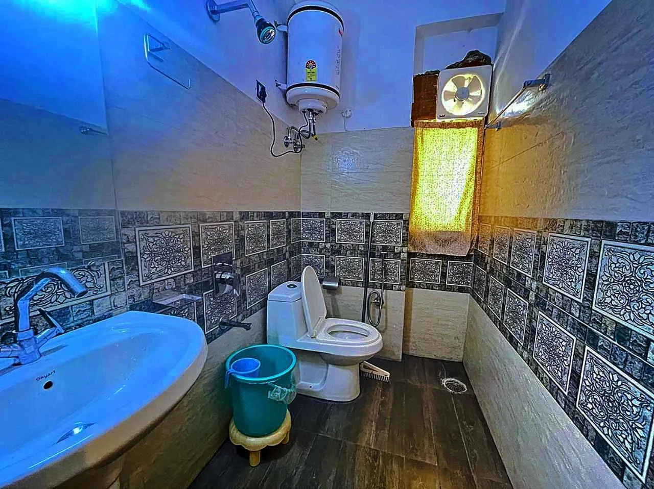 Shower in Oak wood Homestay Banikhet