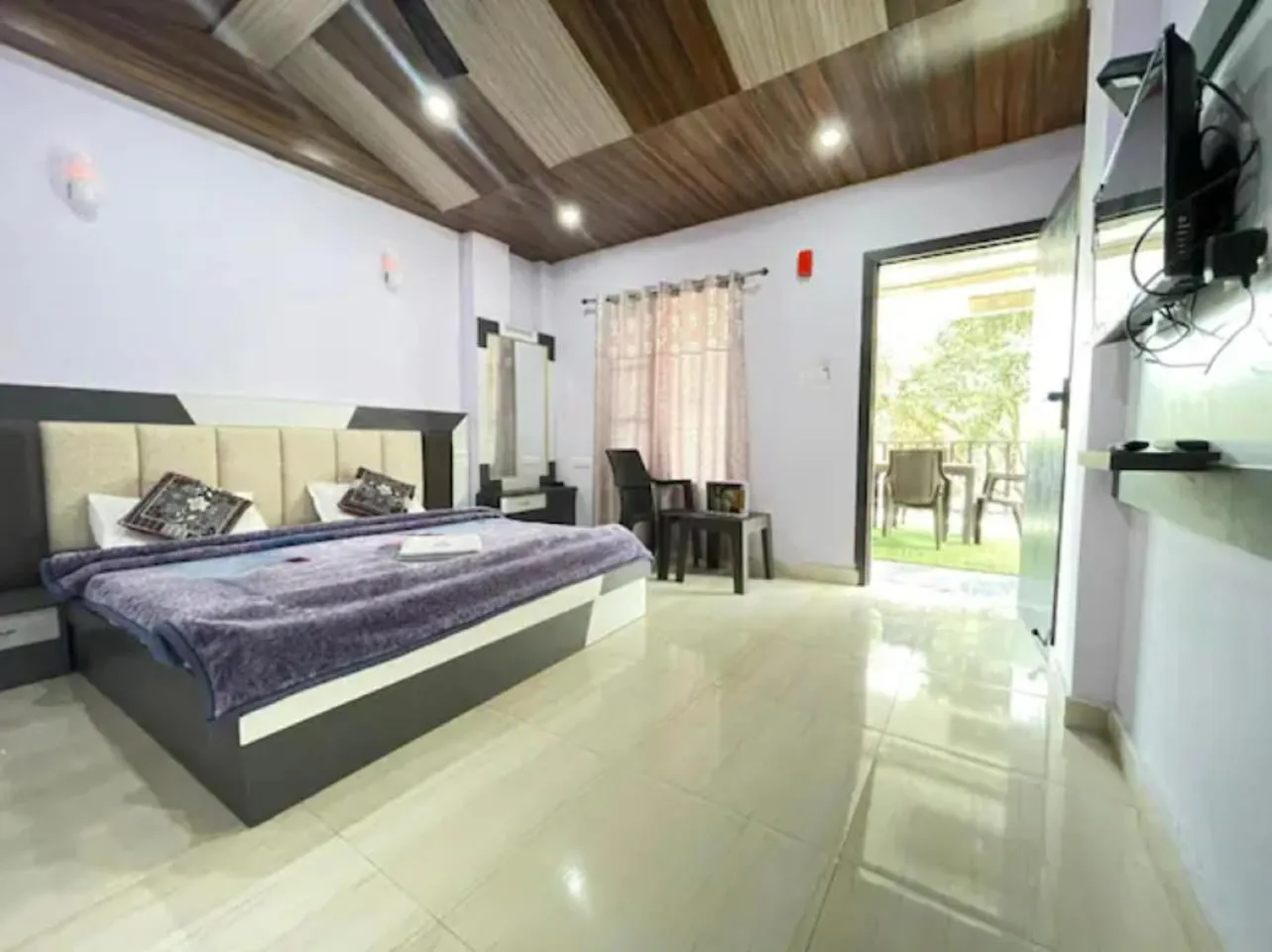 Property building, Bed in Oak wood Homestay Banikhet