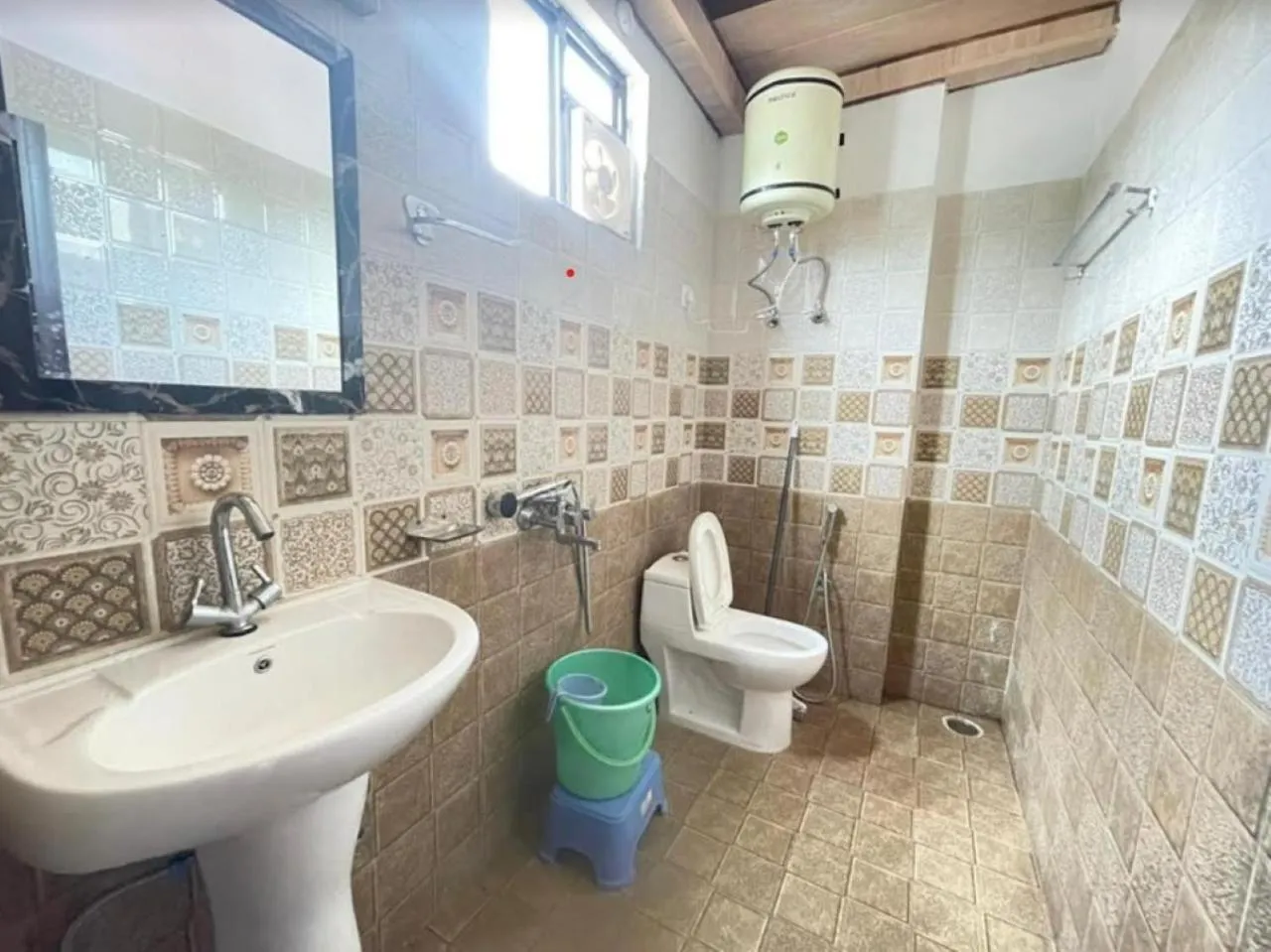 Shower in Oak wood Homestay Banikhet