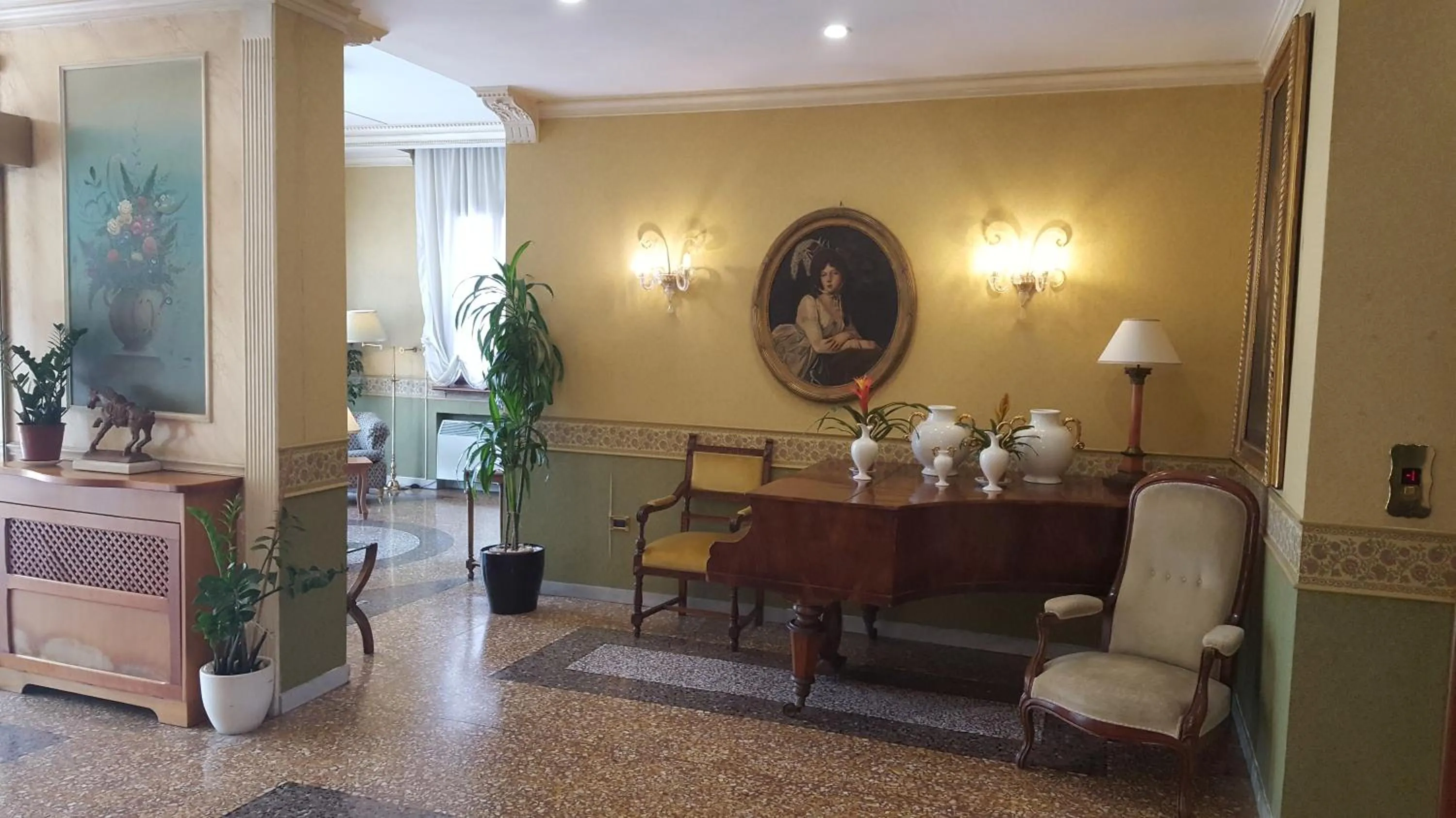 Lobby or reception in Hotel Bentivoglio Residenza D'Epoca