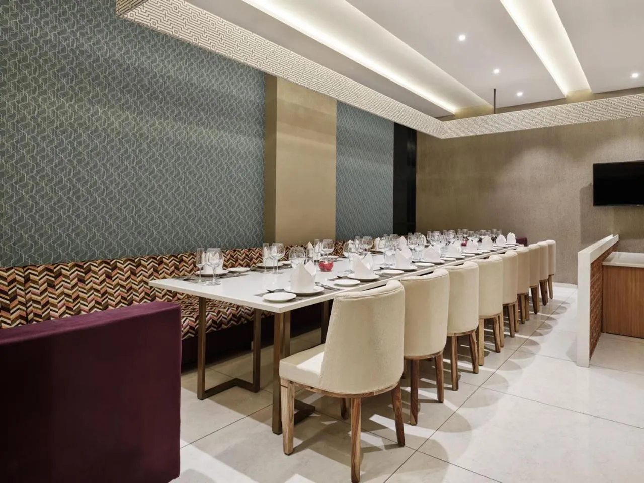 Restaurant/places to eat in Essentia Luxury Hotel Indore