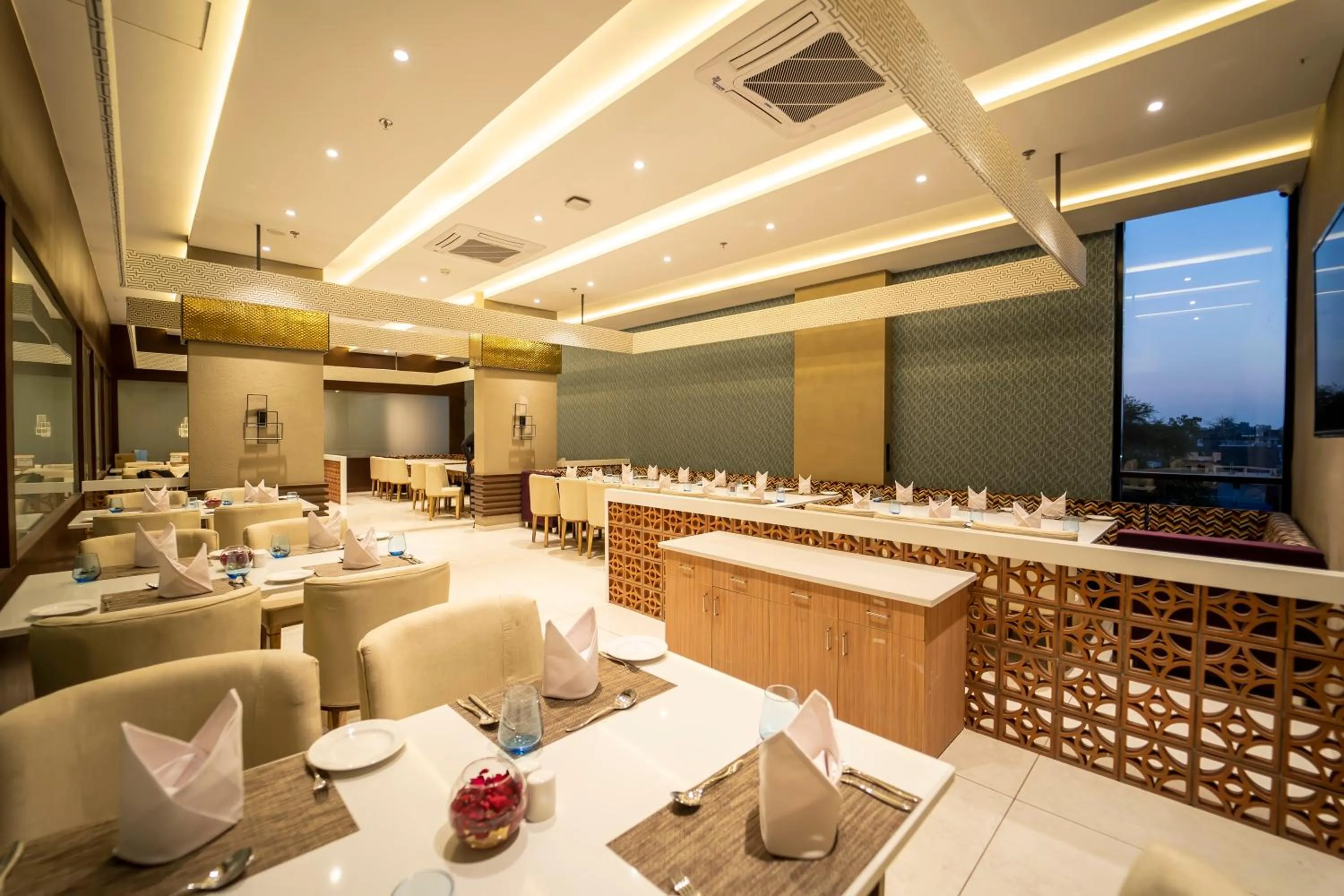 Restaurant/places to eat in Essentia Luxury Hotel Indore