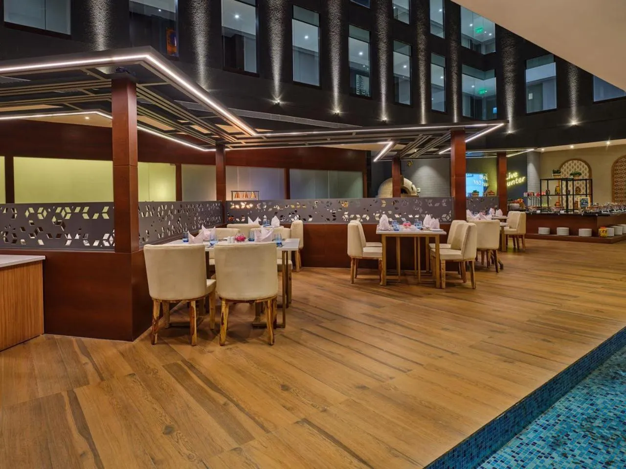 Restaurant/places to eat in Essentia Luxury Hotel Indore