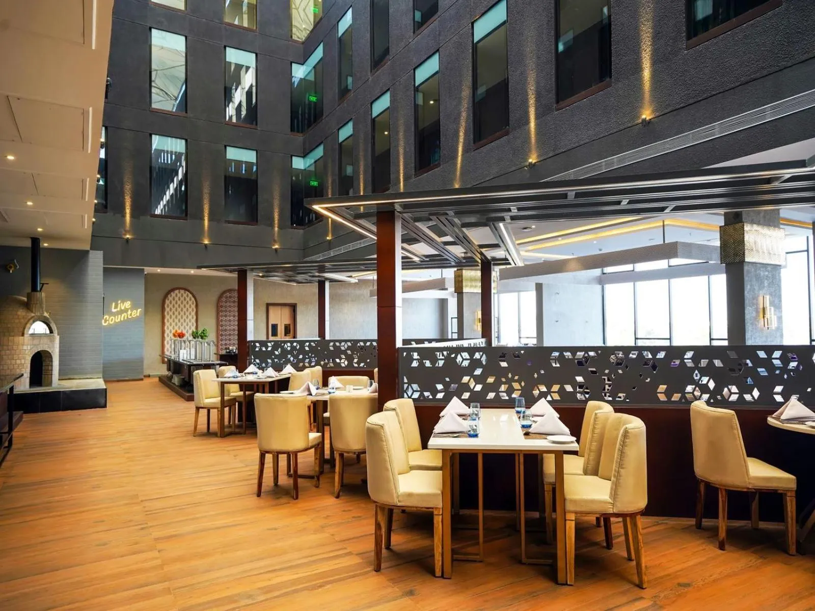 Restaurant/places to eat in Essentia Luxury Hotel Indore