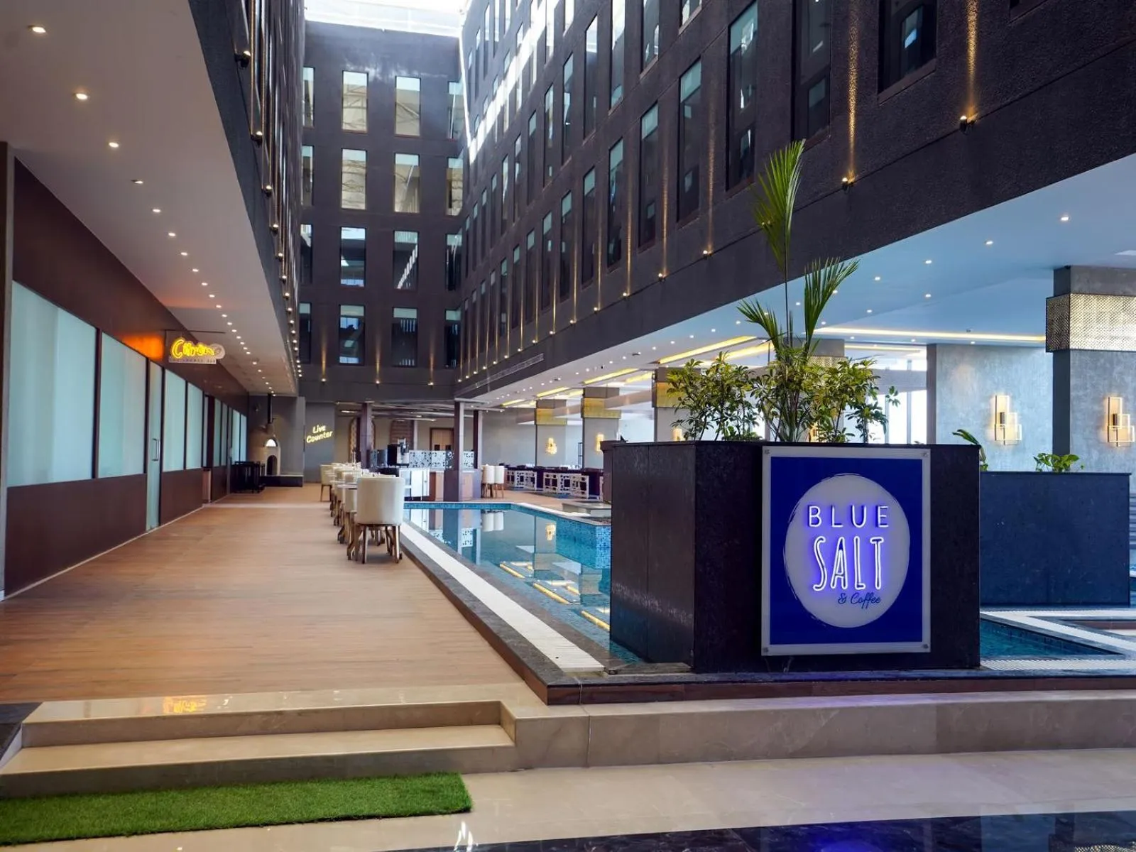 Restaurant/places to eat in Essentia Luxury Hotel Indore