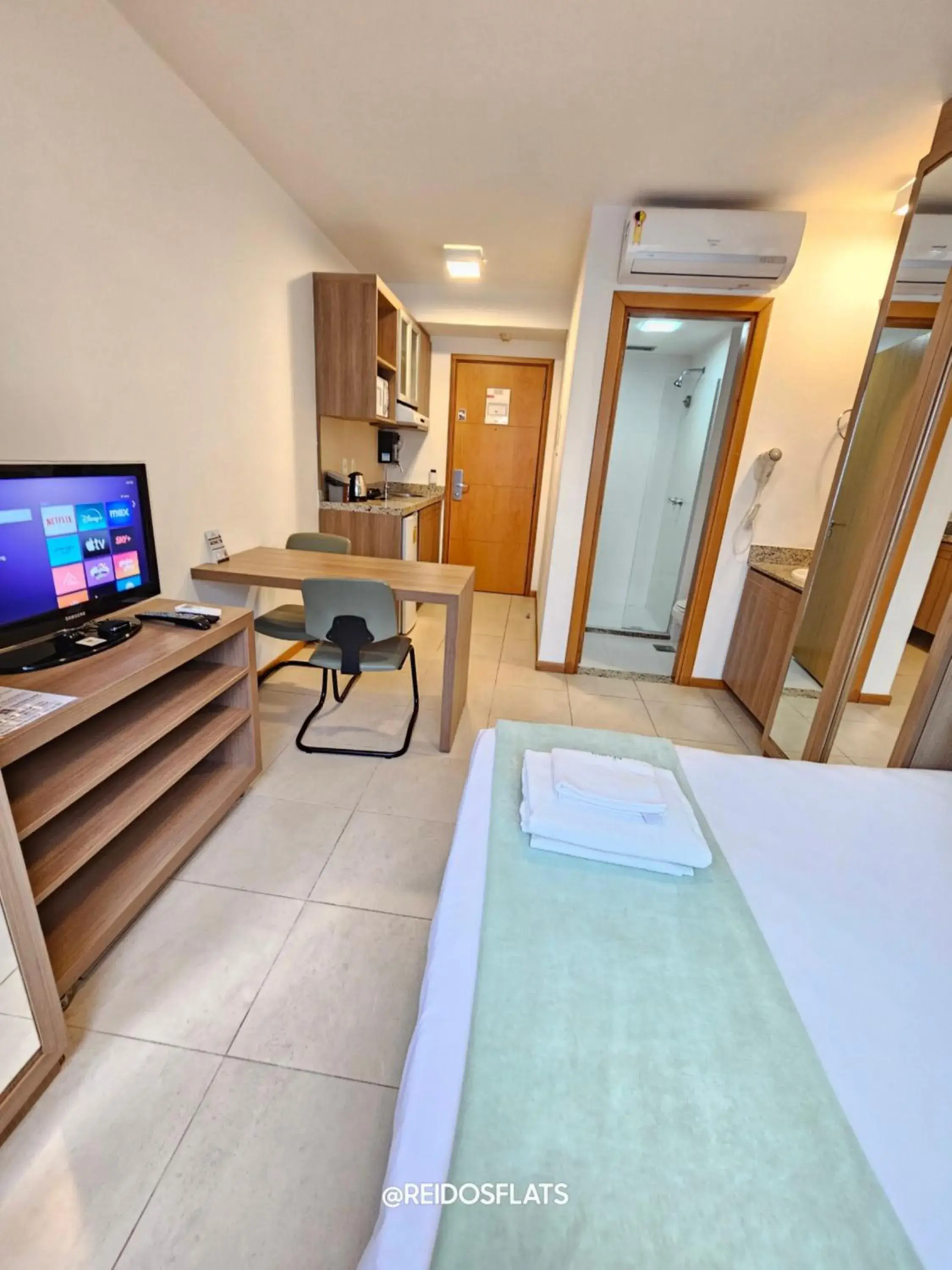 Superior Suite in FLAT SAINT MORITZ EXPRESS, SHN QUADRA 1, AO LADO DA ESPLANADA DOS MINISTÉRIOS, PRÓXIMO AO ESTÁDIO MANÉ GARRINCHA, COM WI-FI, SMART TV, PISCINA, ACADEMIA, SAUNA, HIDROMASSAGEM By REI DOS FLATS Superior Suite in FLAT SAINT MORITZ EXPRESS, SHN QUADRA 1, AO LADO DA ESPLANADA DOS MINISTÉRIOS, PRÓXIMO AO ESTÁDIO MANÉ GARRINCHA, COM WI-FI, SMART TV, PISCINA, ACADEMIA, SAUNA, HIDROMASSAGEM By REI DOS FLATS