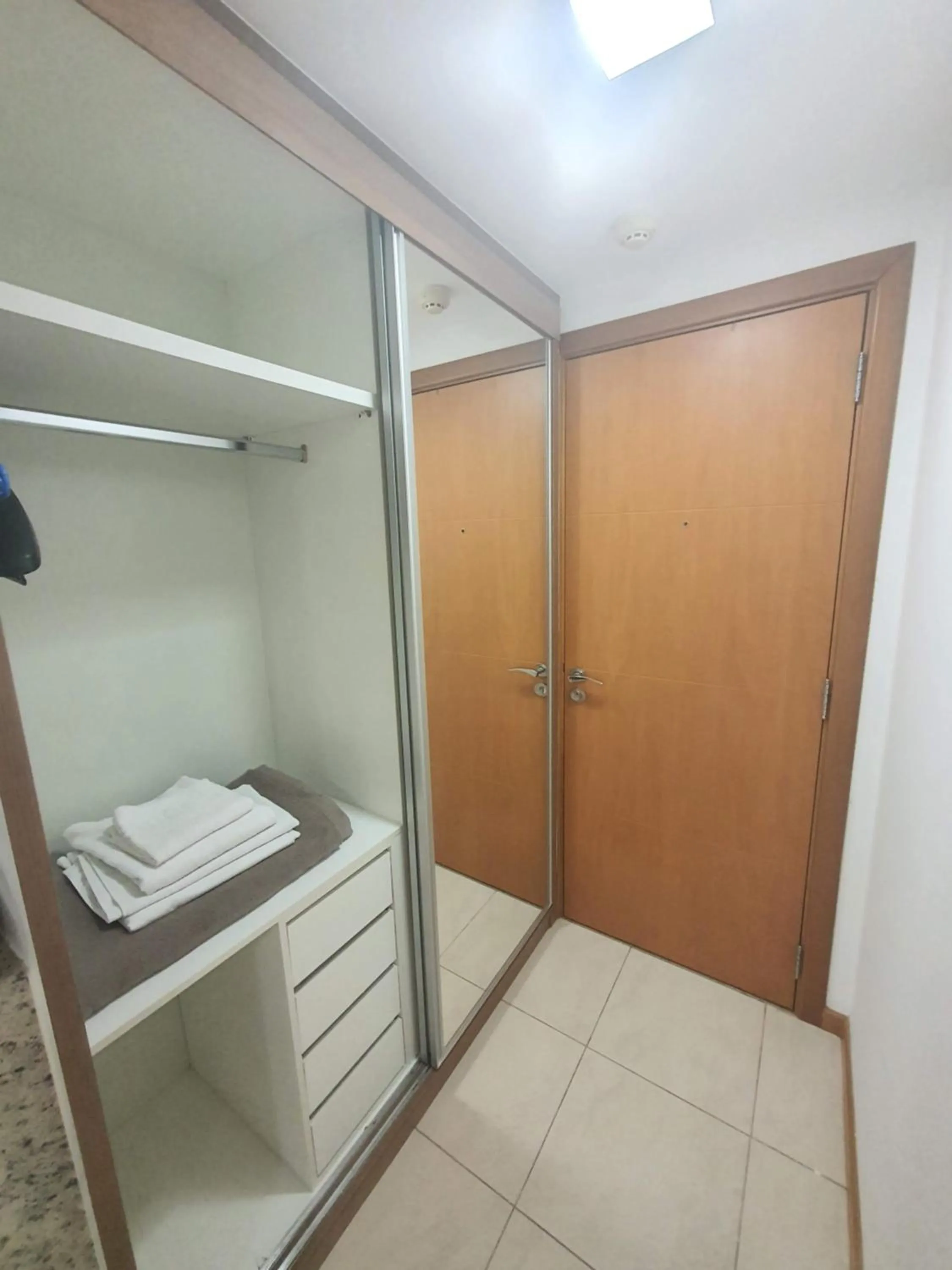 wardrobe in Flat Saint Moritz Express By Rei dos Flats