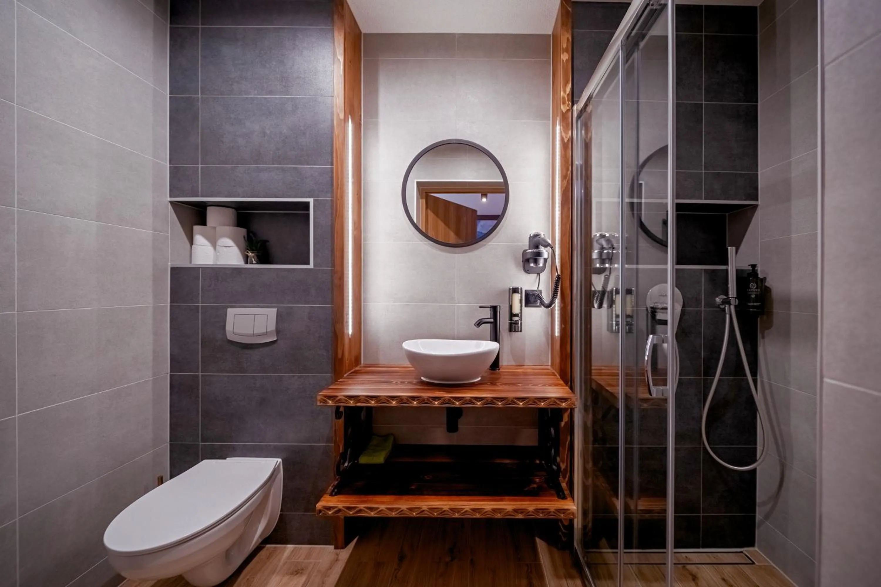 Shower in Willa Folk Prestige