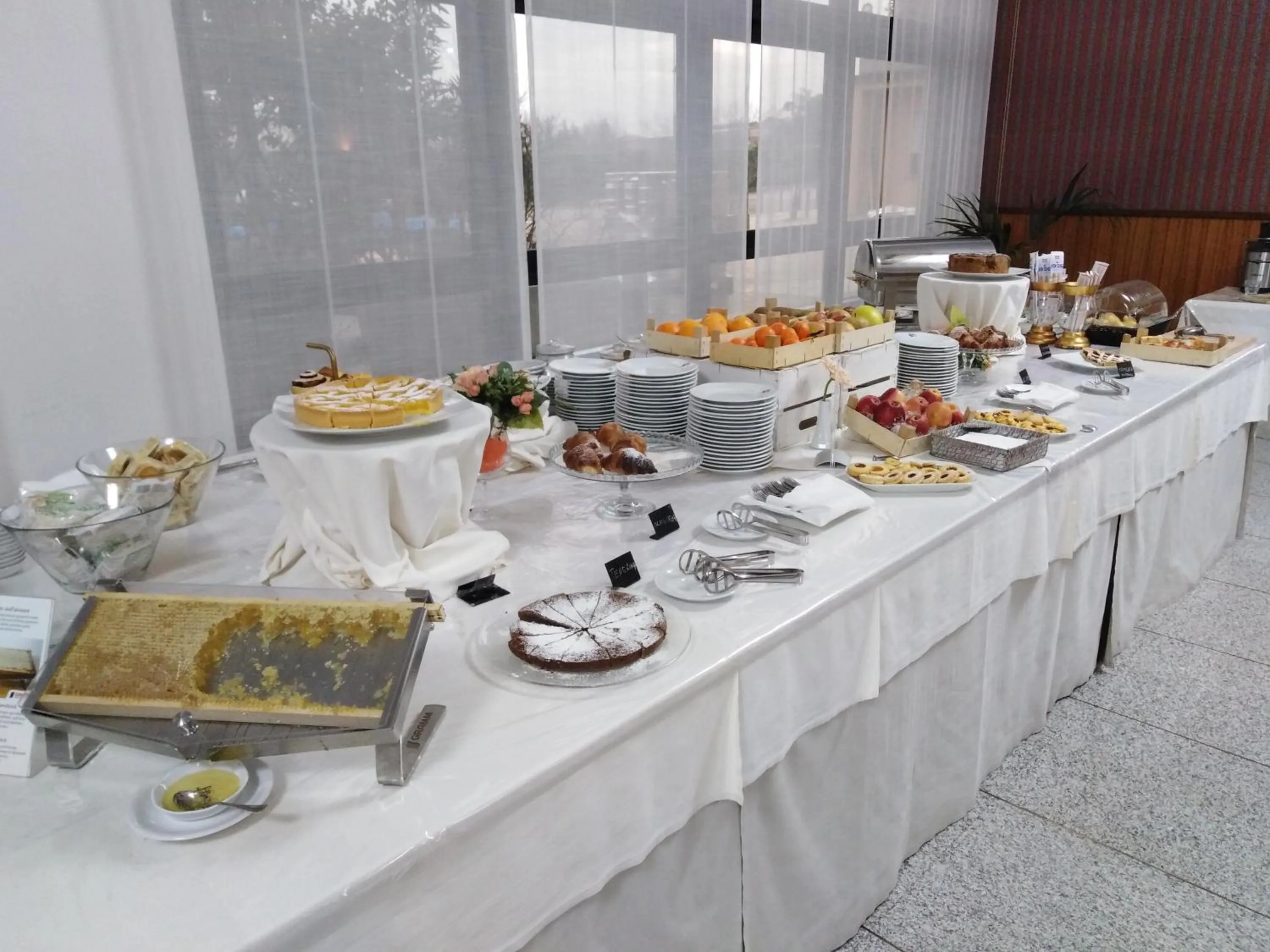 Buffet breakfast in RHI Porta Bologna
