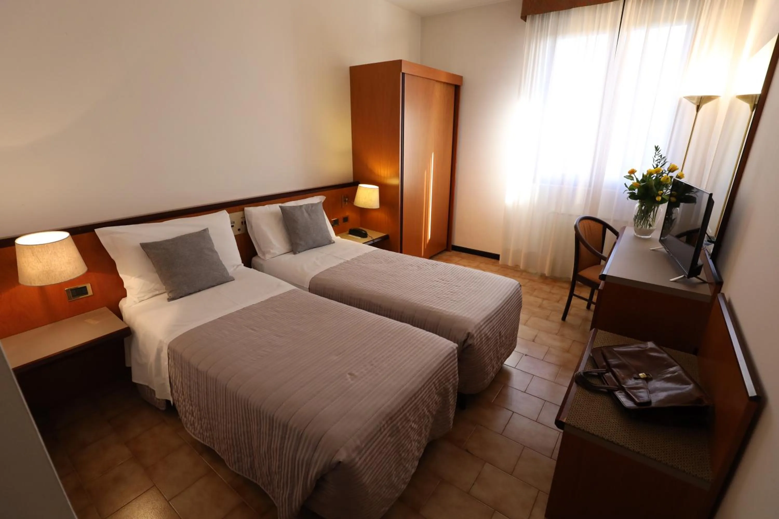 Photo of the whole room, Bed in RHI Porta Bologna