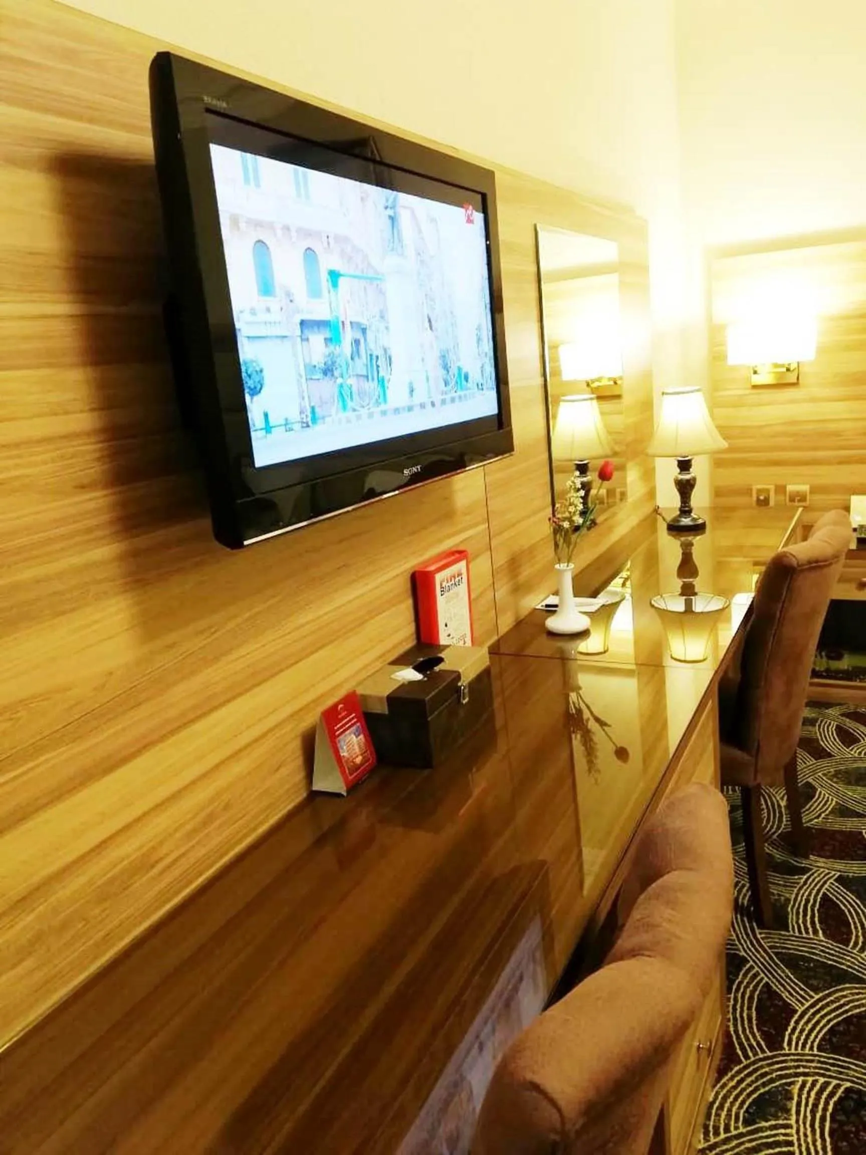 Communal lounge/ TV room in Roshan Al Azhar Hotel