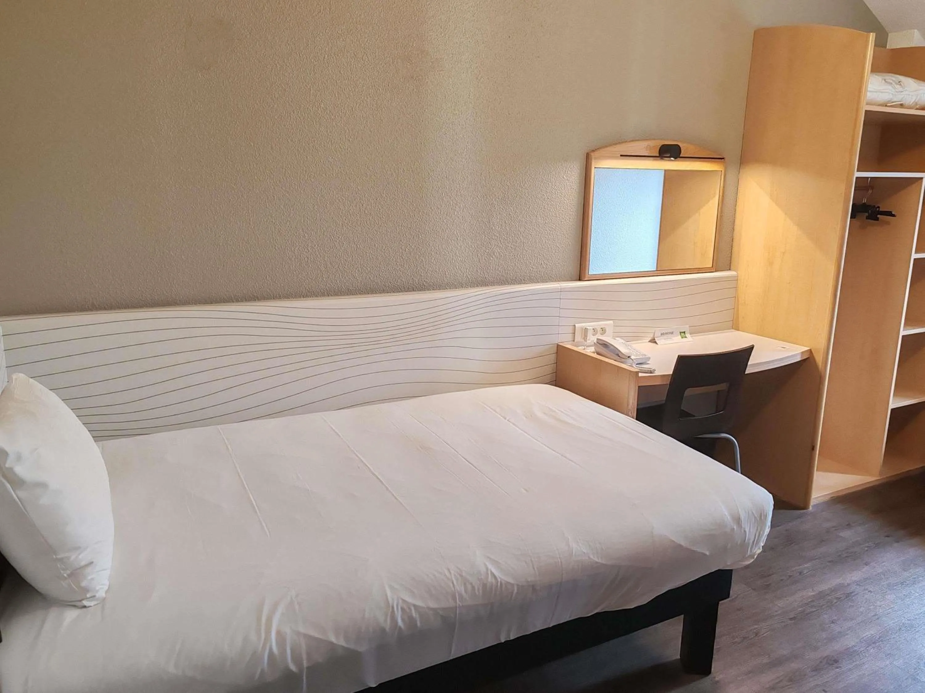 Bedroom, Bed in ibis Styles Paris Poissy