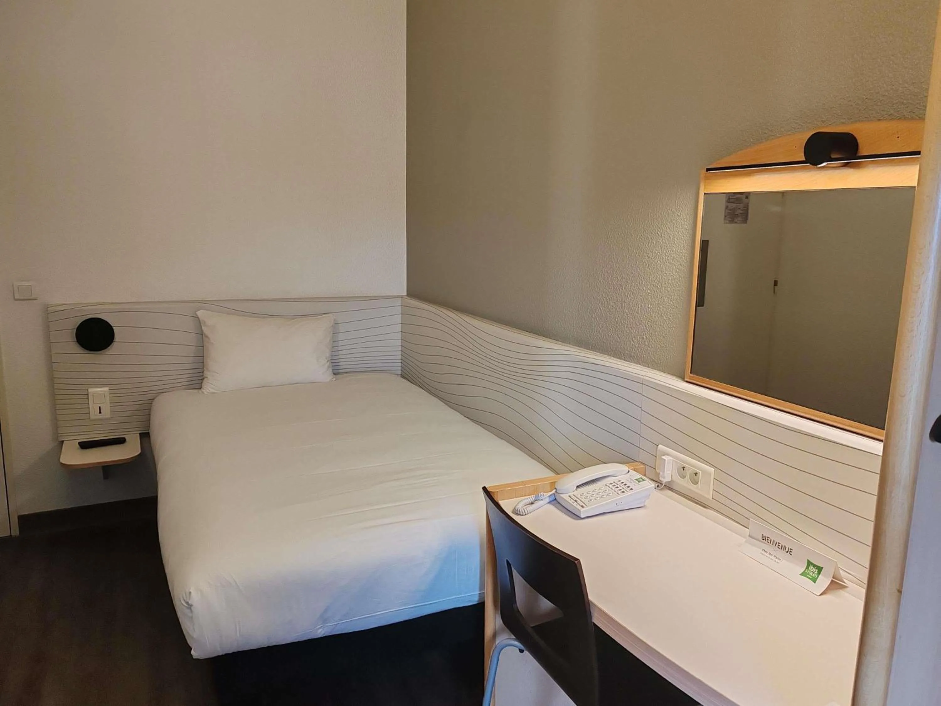Bedroom, Bed in ibis Styles Paris Poissy