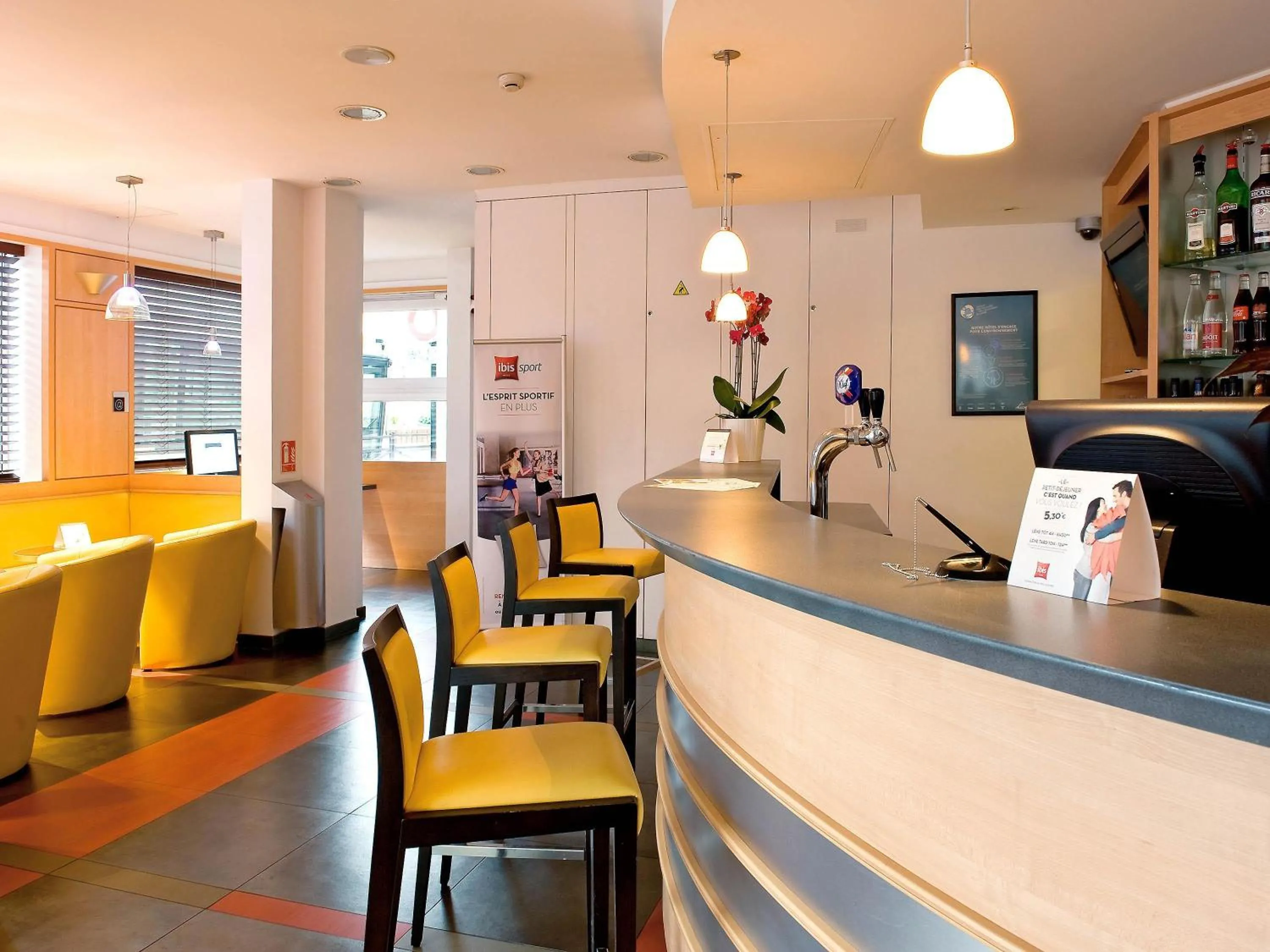 Lounge or bar in ibis Styles Paris Poissy