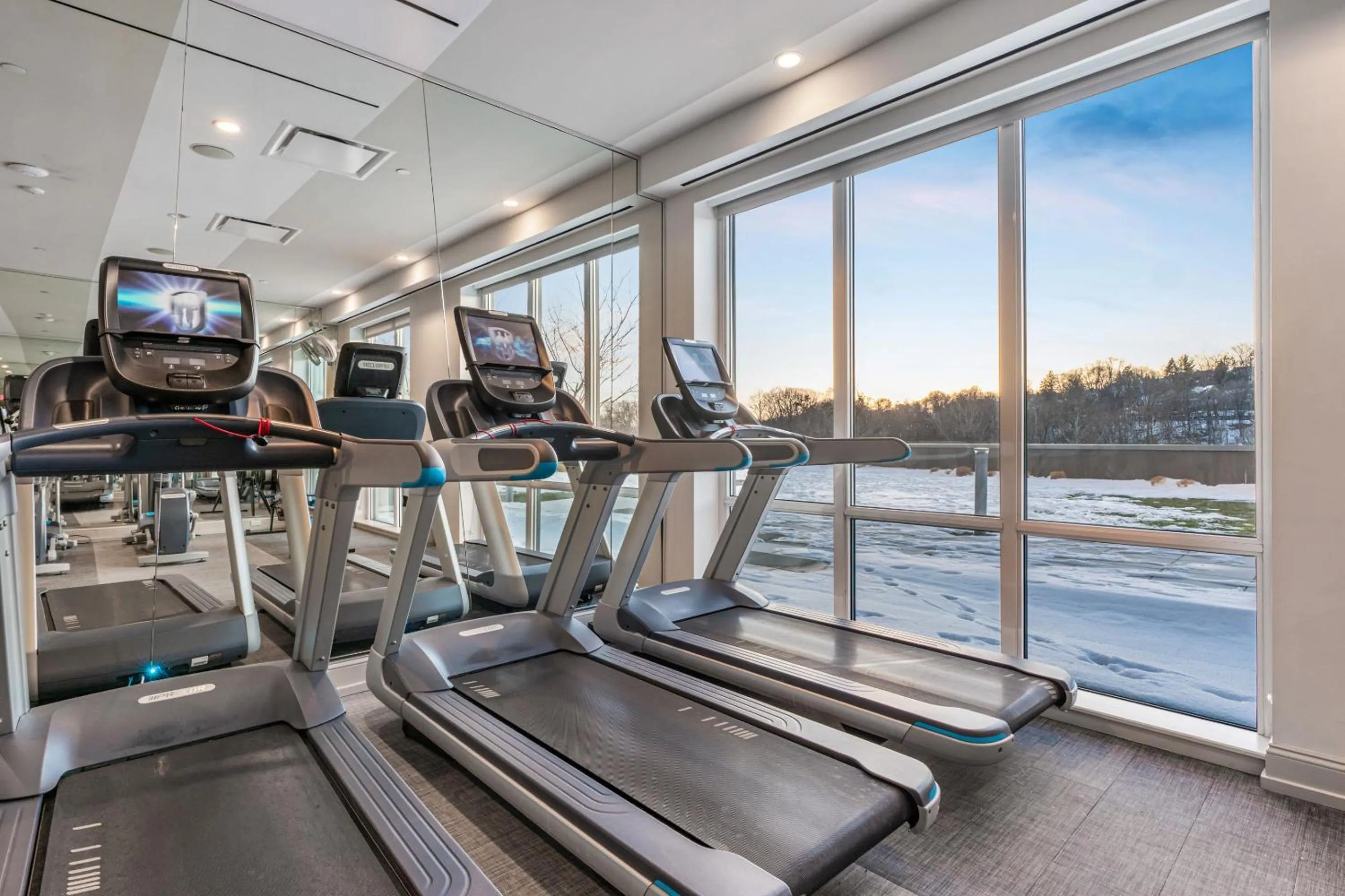 Fitness centre/facilities in Global Luxury Suites Downtown White Plains