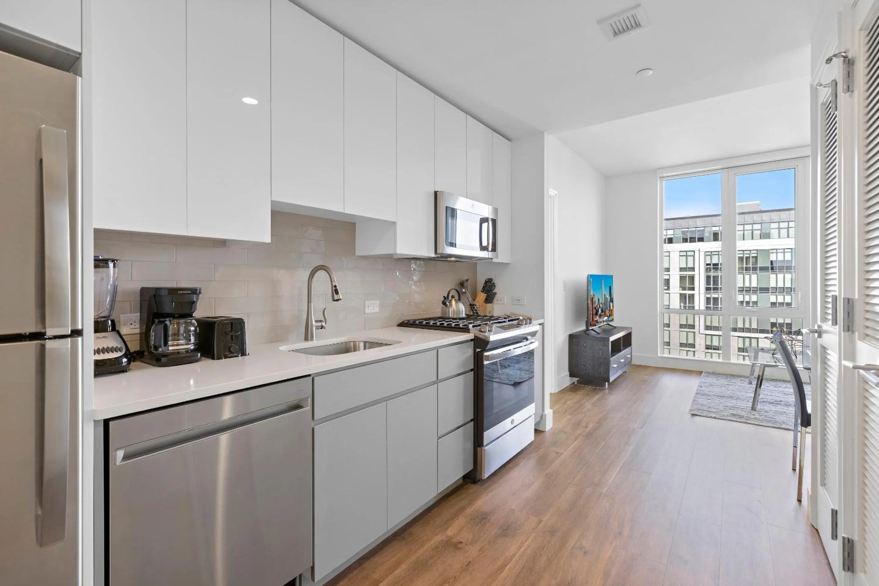 Kitchen or kitchenette in Global Luxury Suites Downtown White Plains