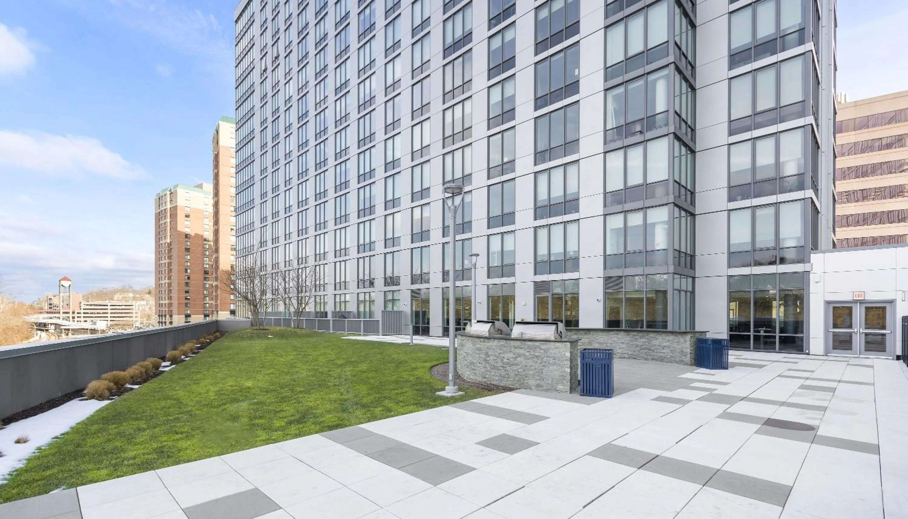 BBQ facilities in Global Luxury Suites Downtown White Plains