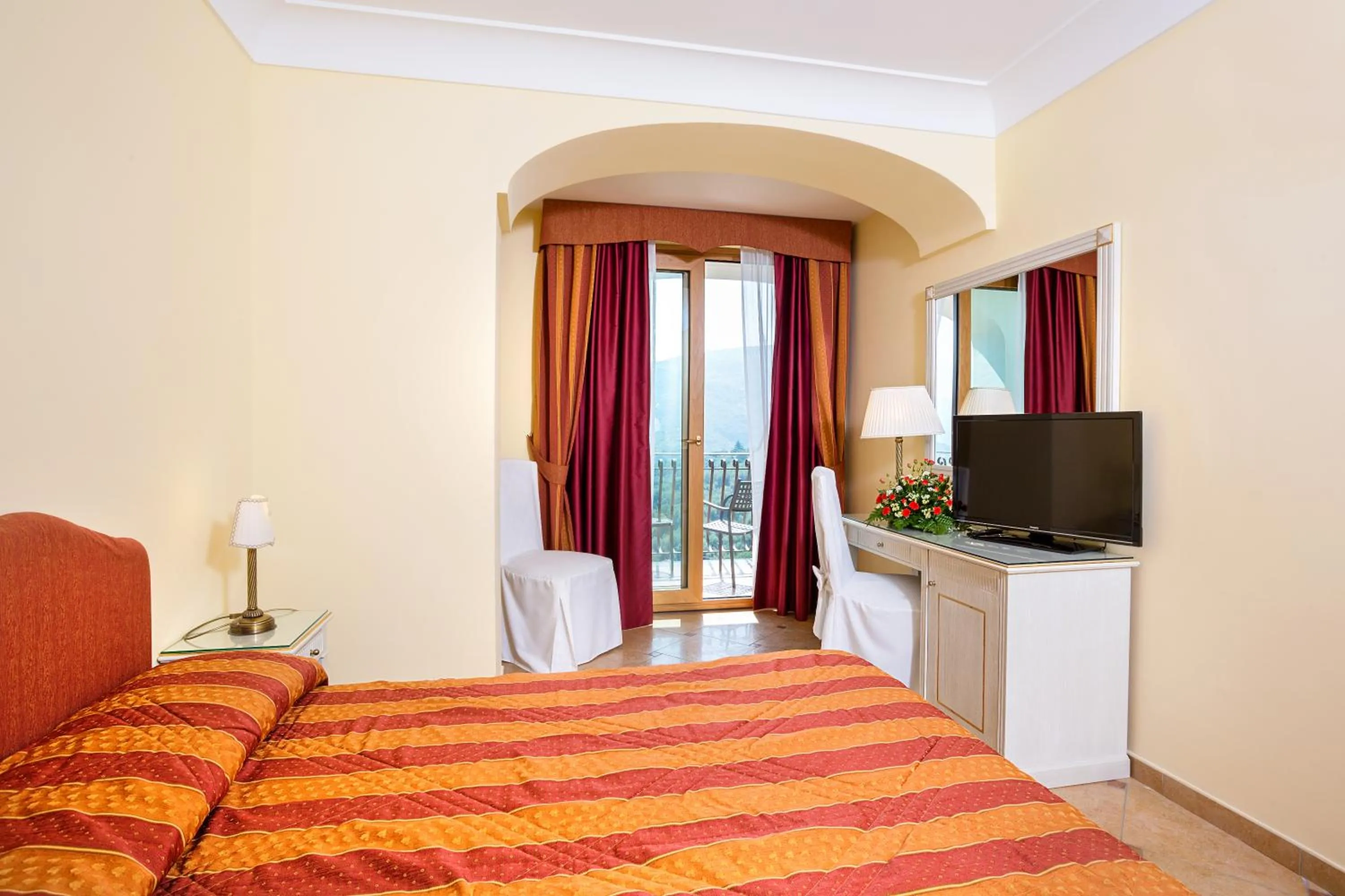 Bed in Hotel La Vue d'Or