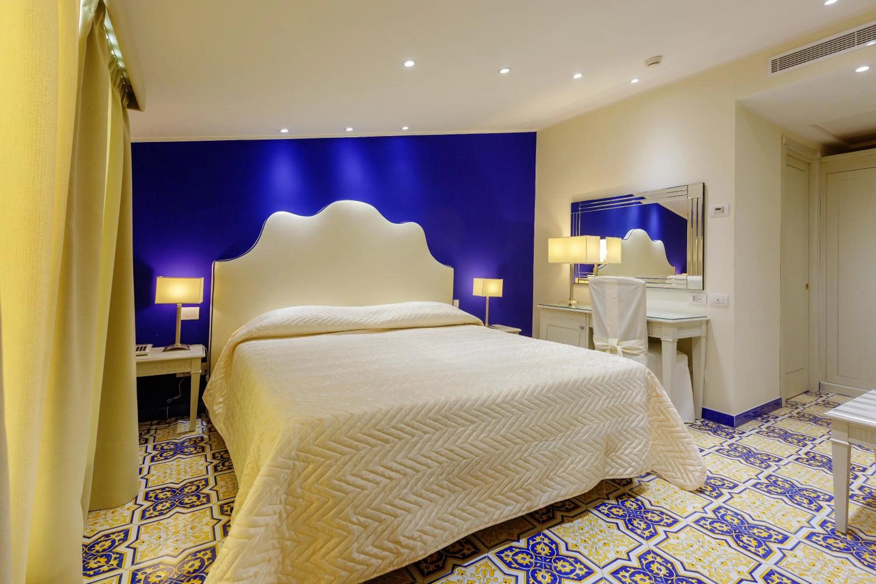 Bed in Hotel La Vue d'Or