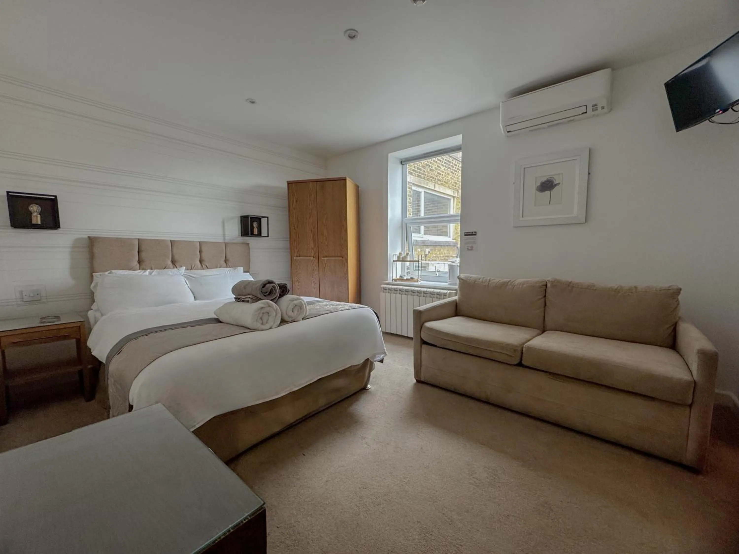 Bed in McCafferty's Guesthouse Ilford