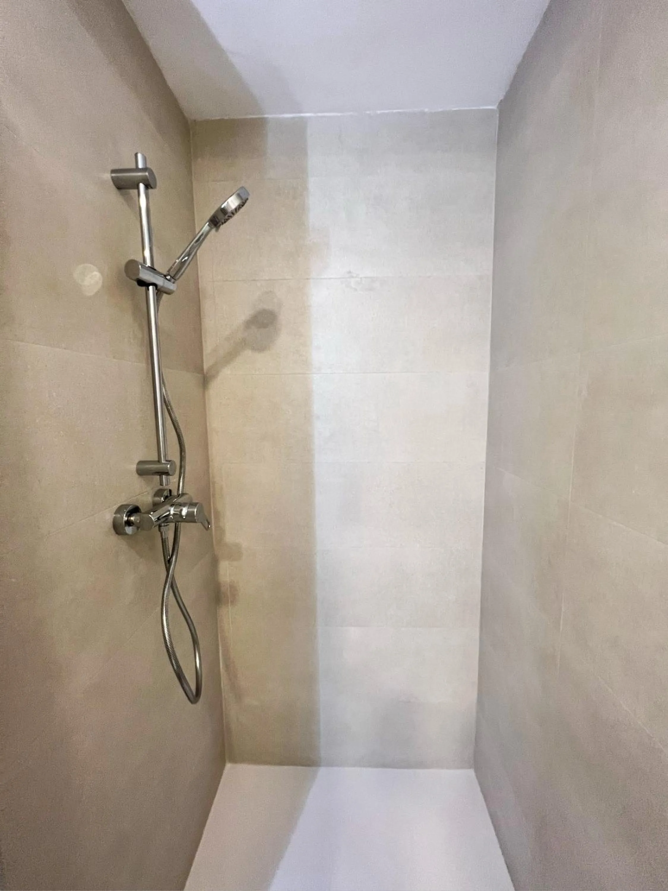 Shower in Hostal Servilia