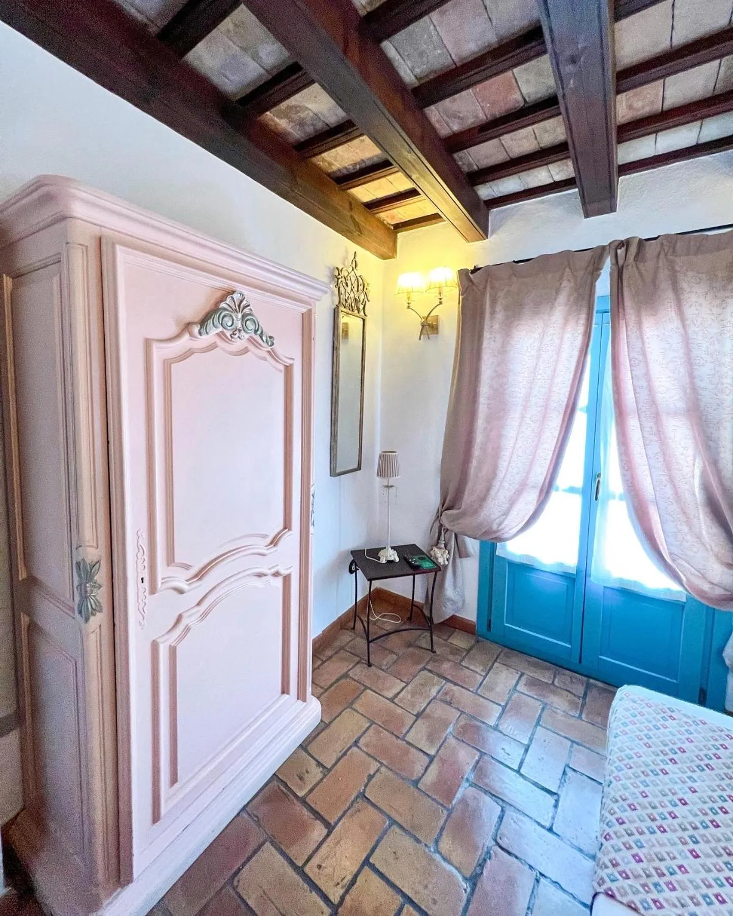 wardrobe, Bed in Hostal Servilia