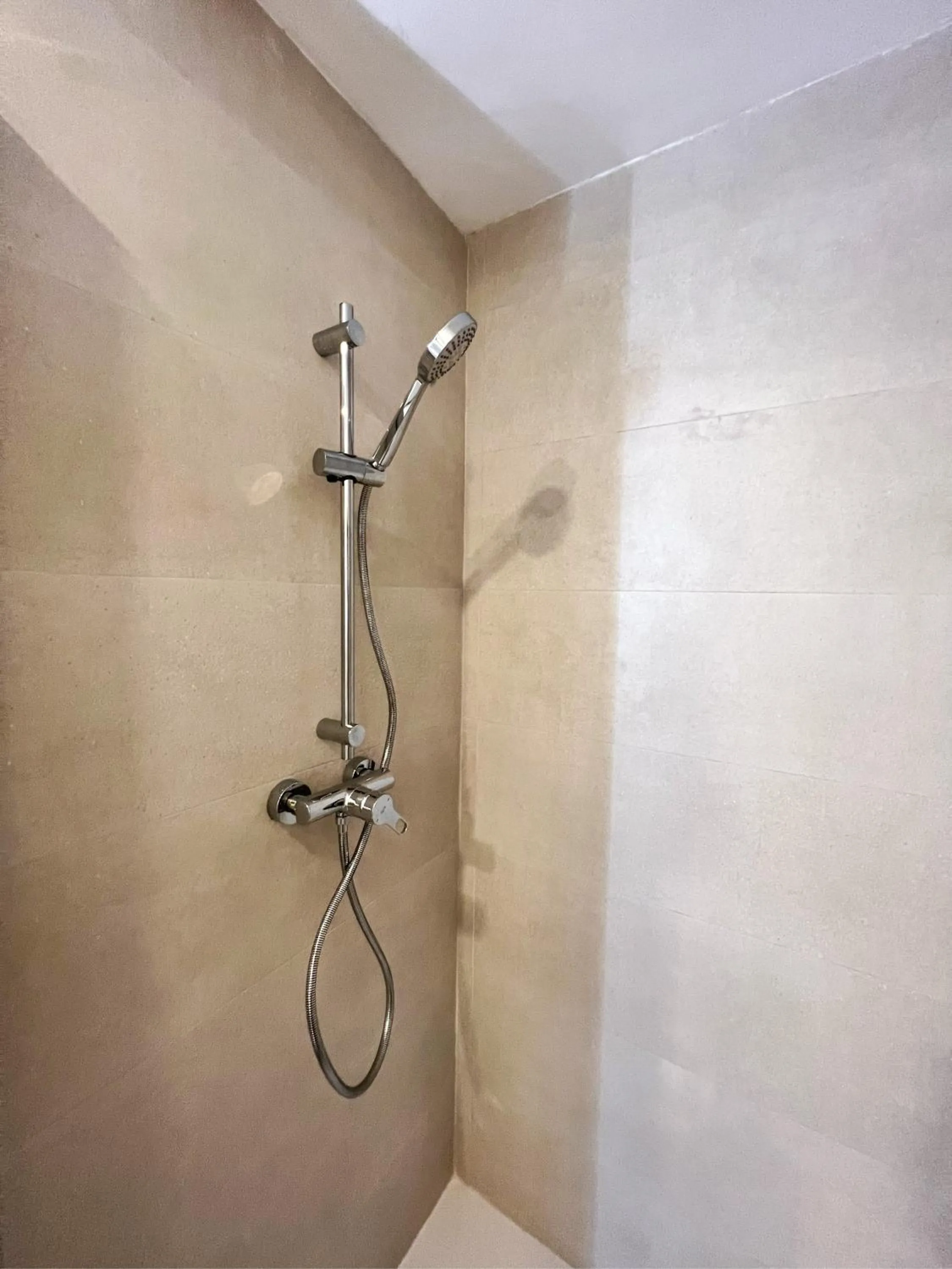 Shower in Hostal Servilia