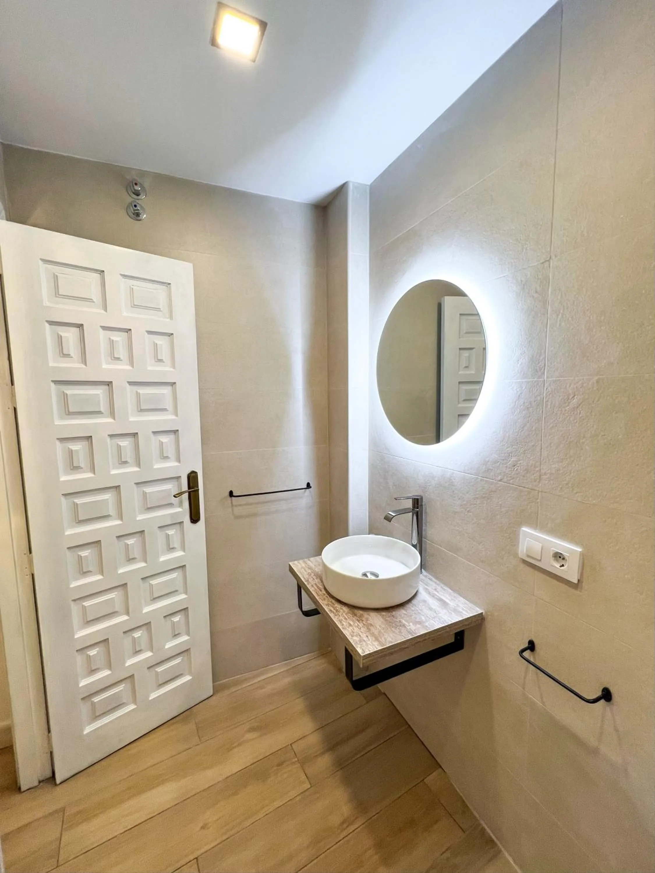 Shower in Hostal Servilia