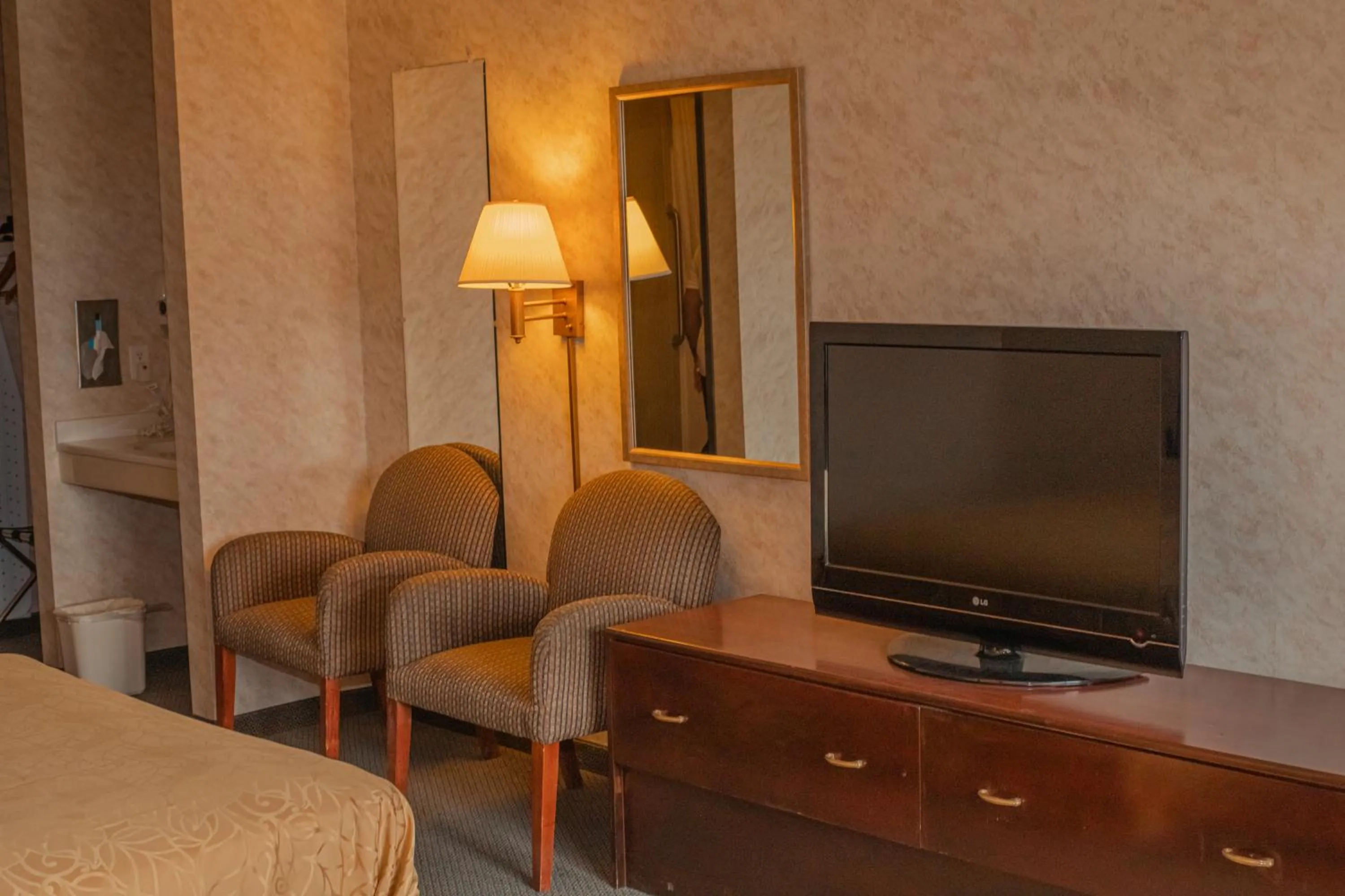 TV and multimedia in Colfax Inn By Marifah