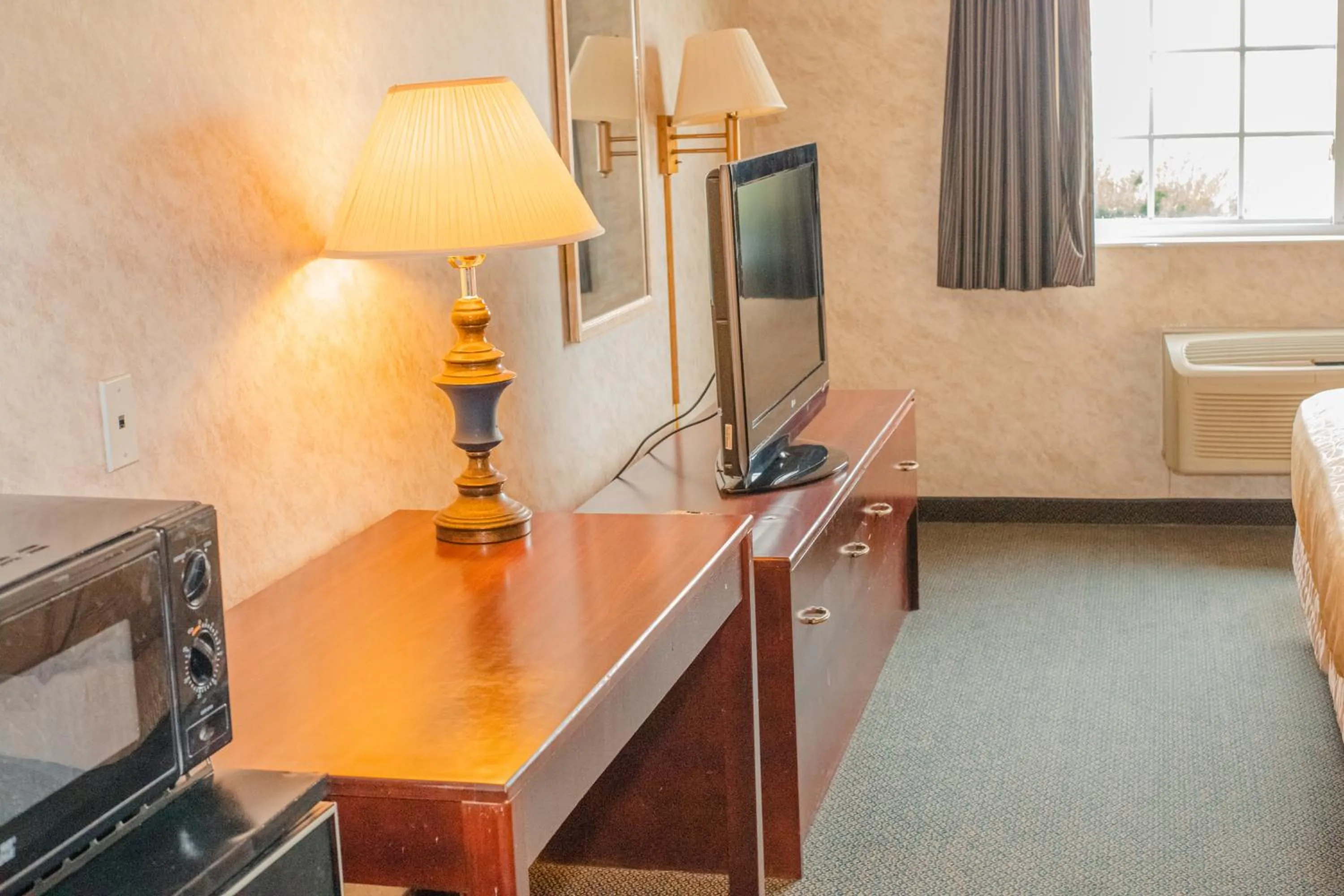 TV and multimedia in Colfax Inn By Marifah