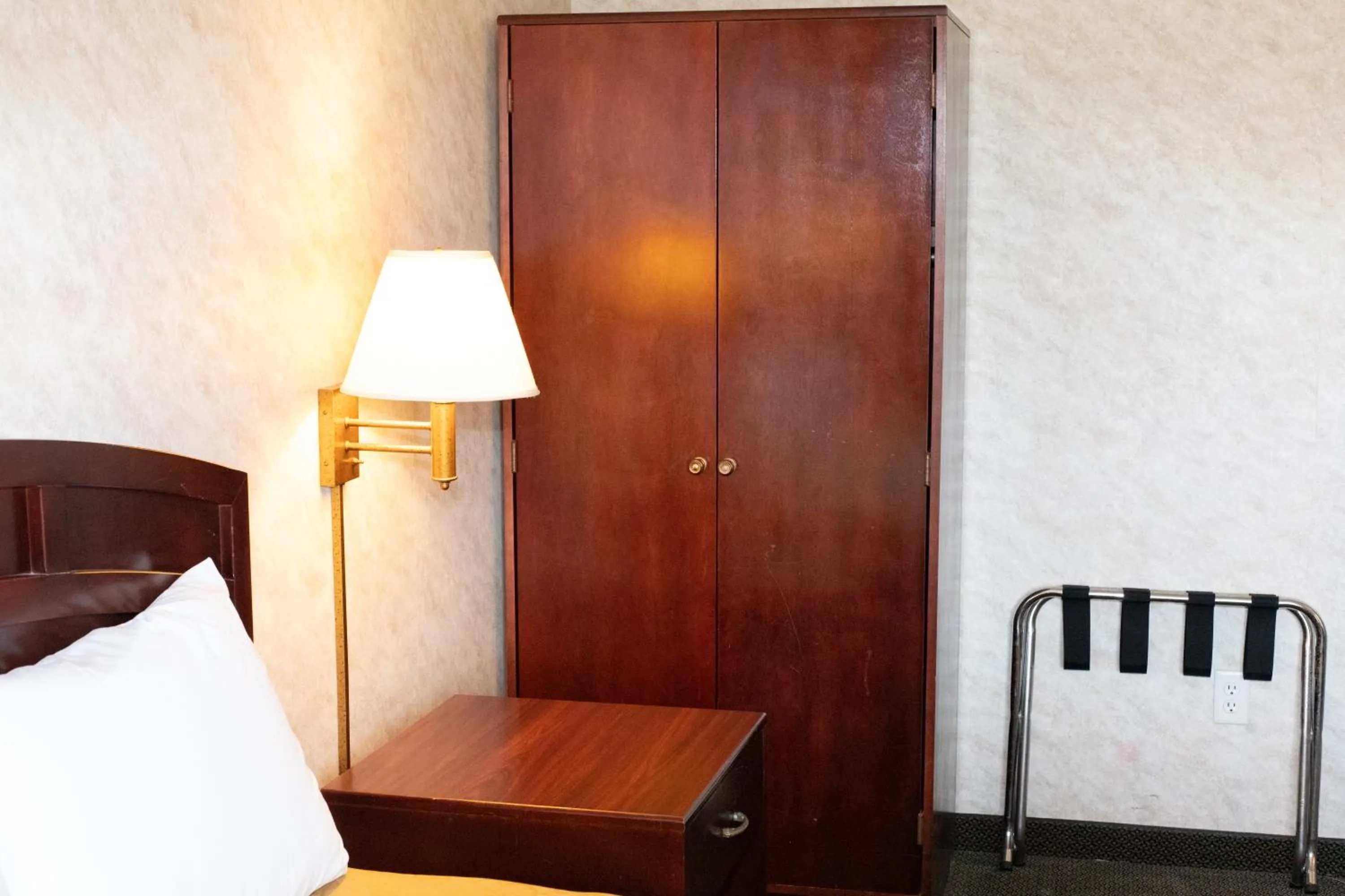 Bedroom in Colfax Inn By Marifah