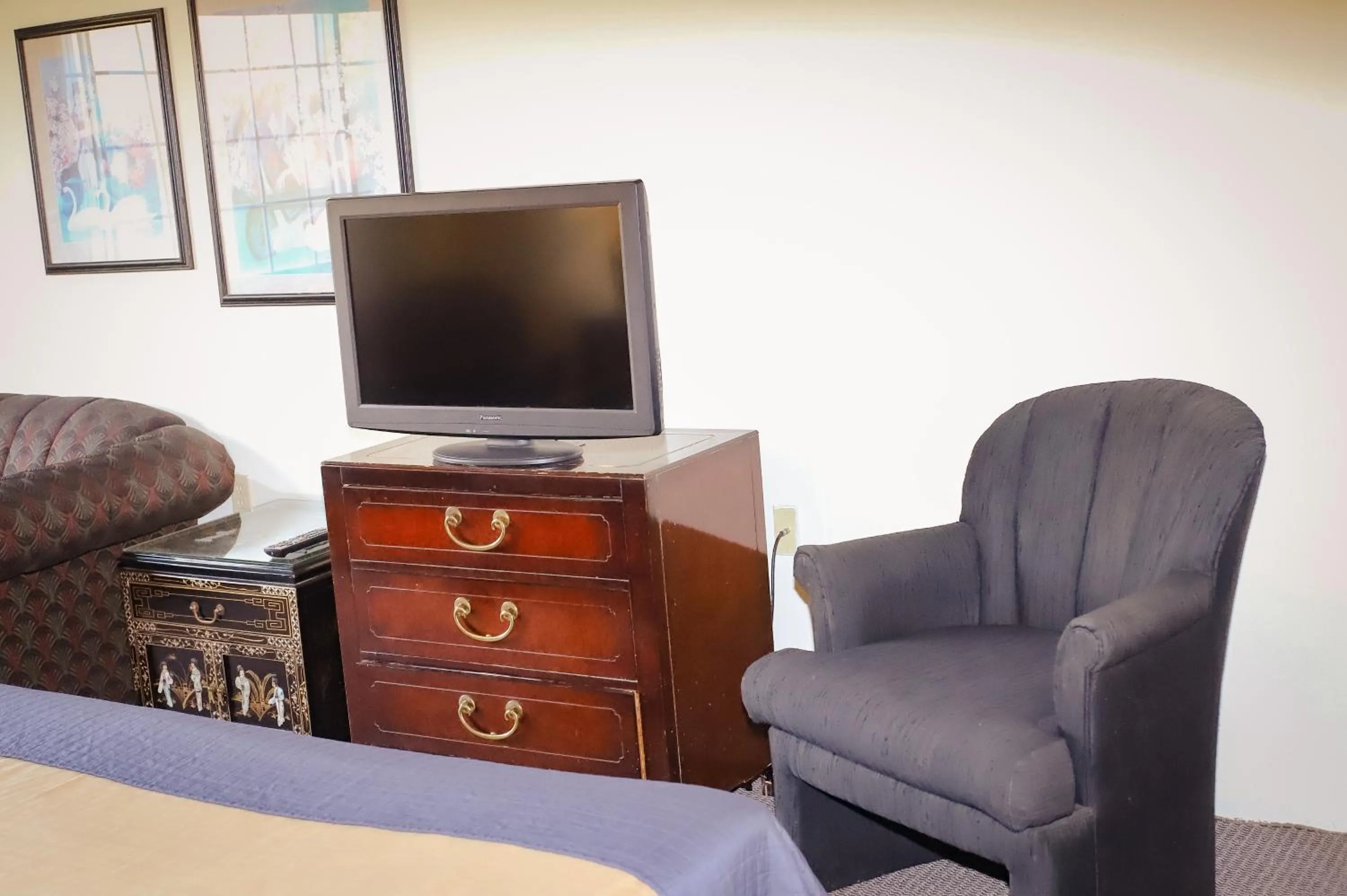 TV and multimedia, TV/Entertainment Center in Cozy House Inn by Marifah