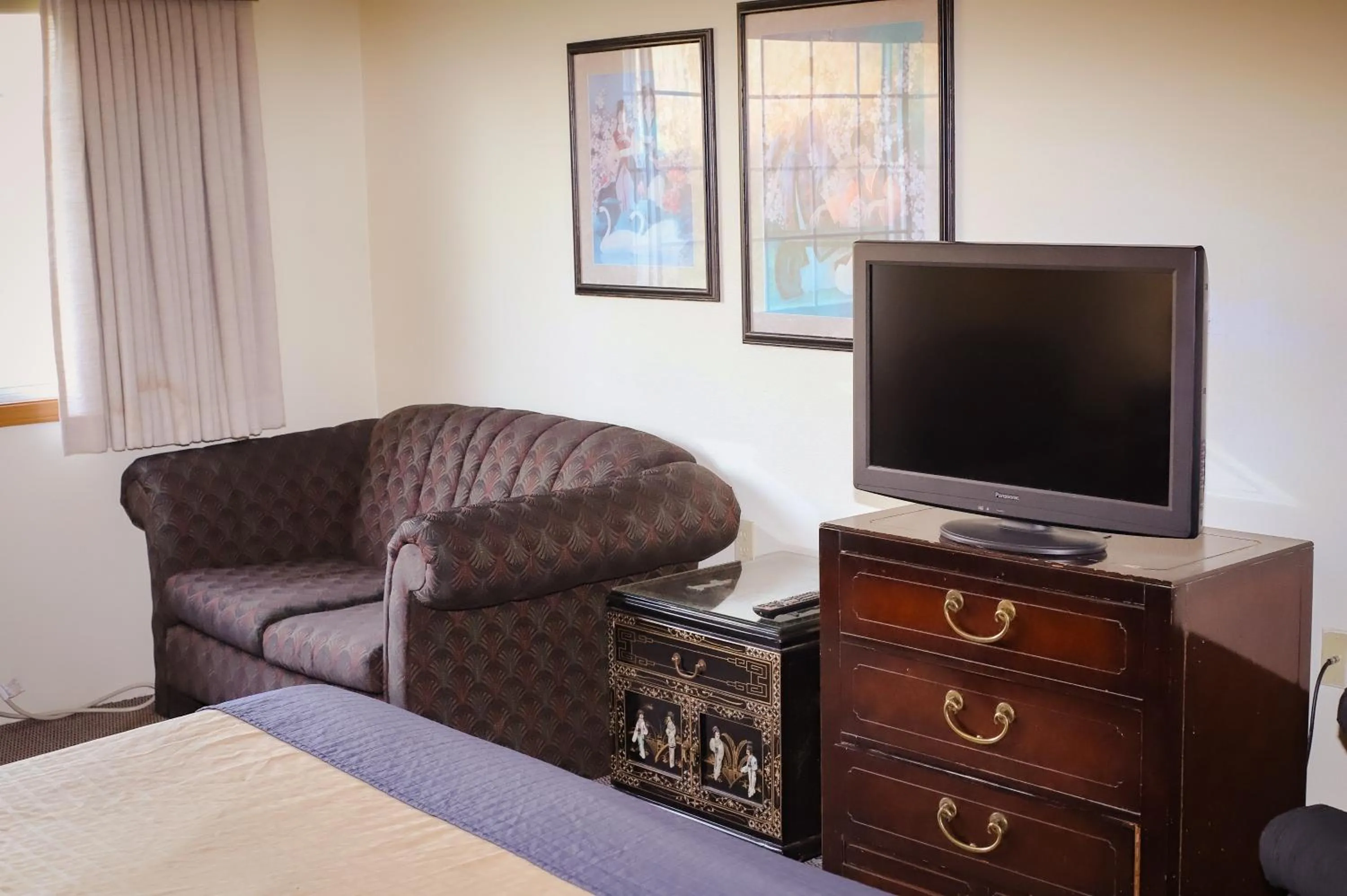 TV and multimedia, TV/Entertainment Center in Cozy House Inn by Marifah