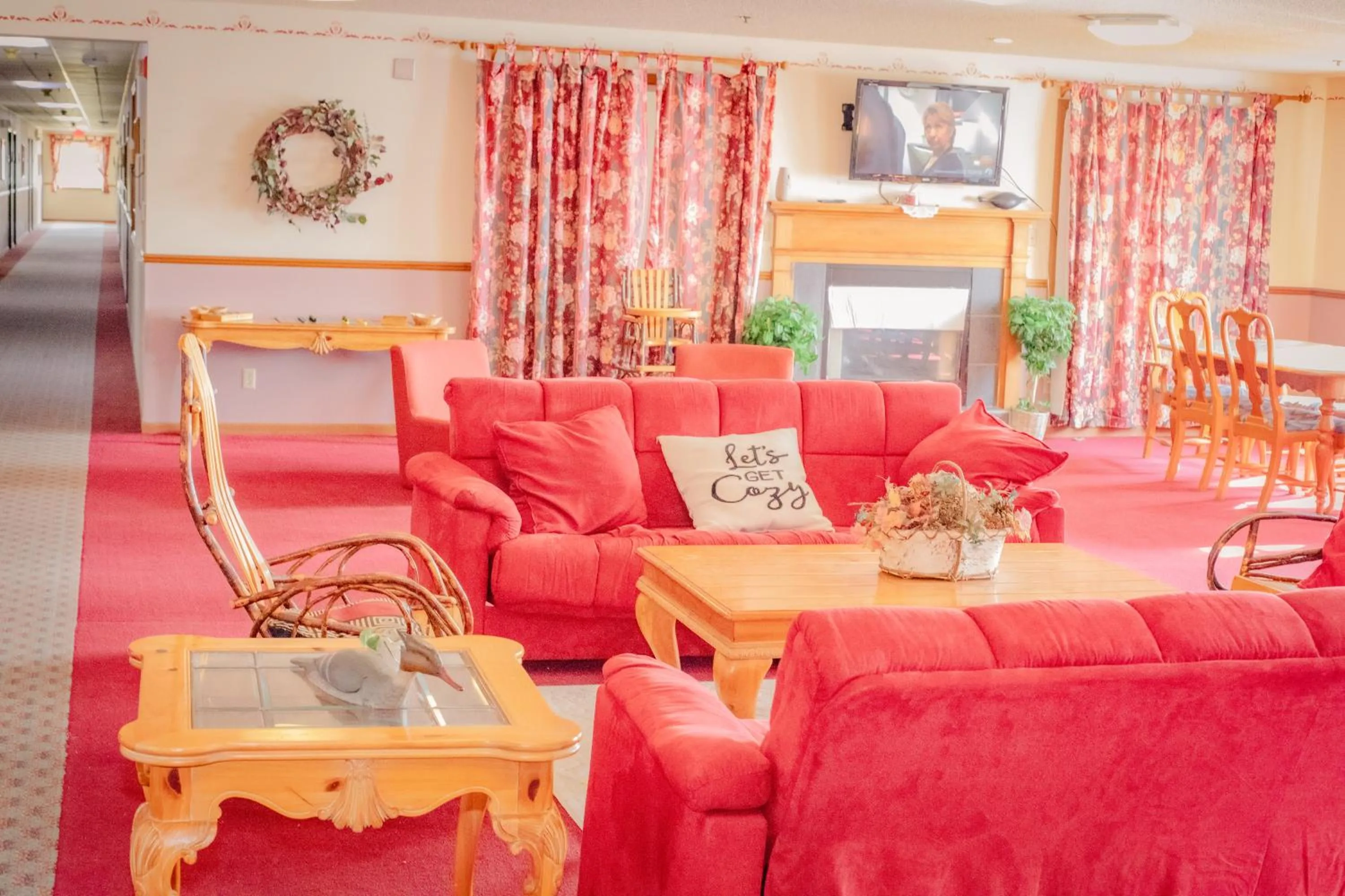 Communal lounge/ TV room, Seating Area in Cozy House Inn by Marifah