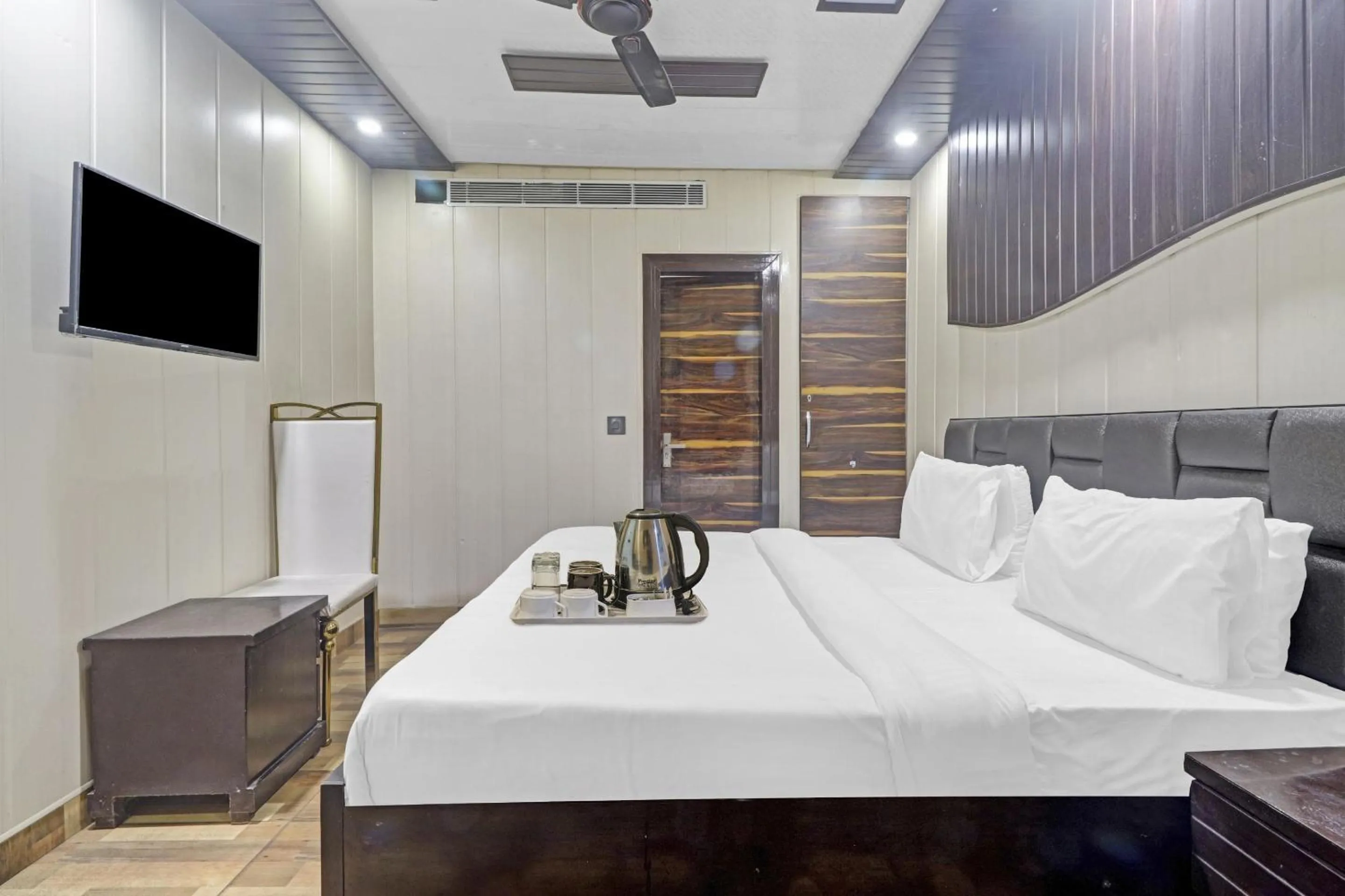 Lobby or reception, Bed in Hotel O Bhavya Residency