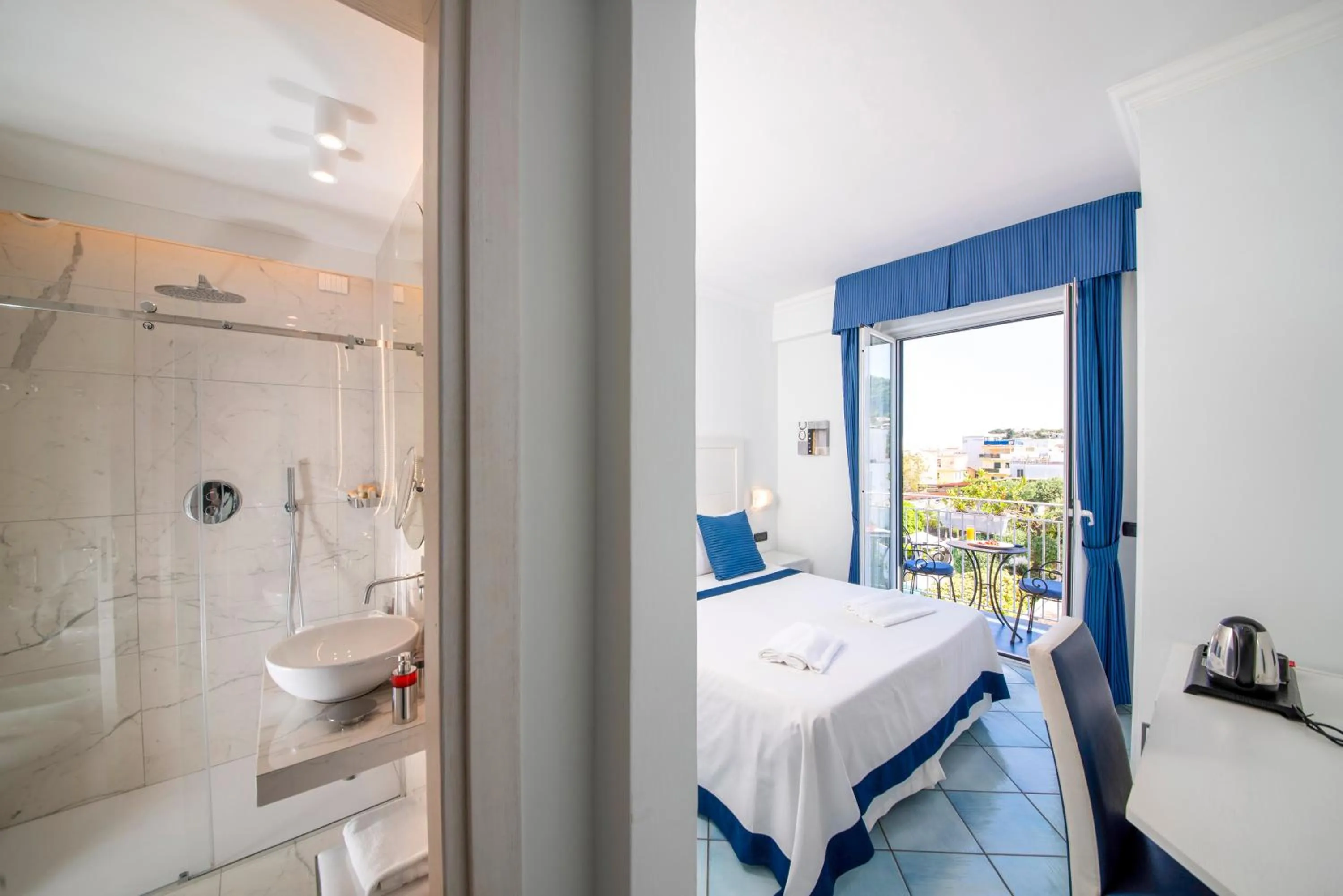 Photo of the whole room, Bed in Hotel Villa Durrueli Resort & Spa